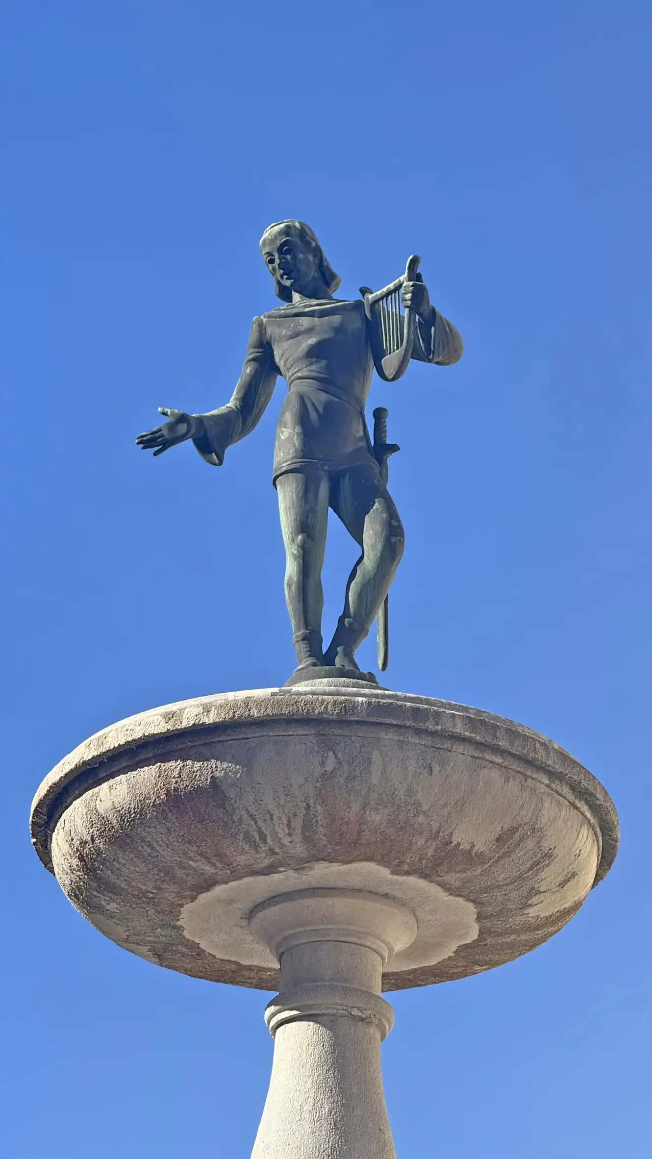 Walther von der Vogelweide Skulptur von vorne betrachtet