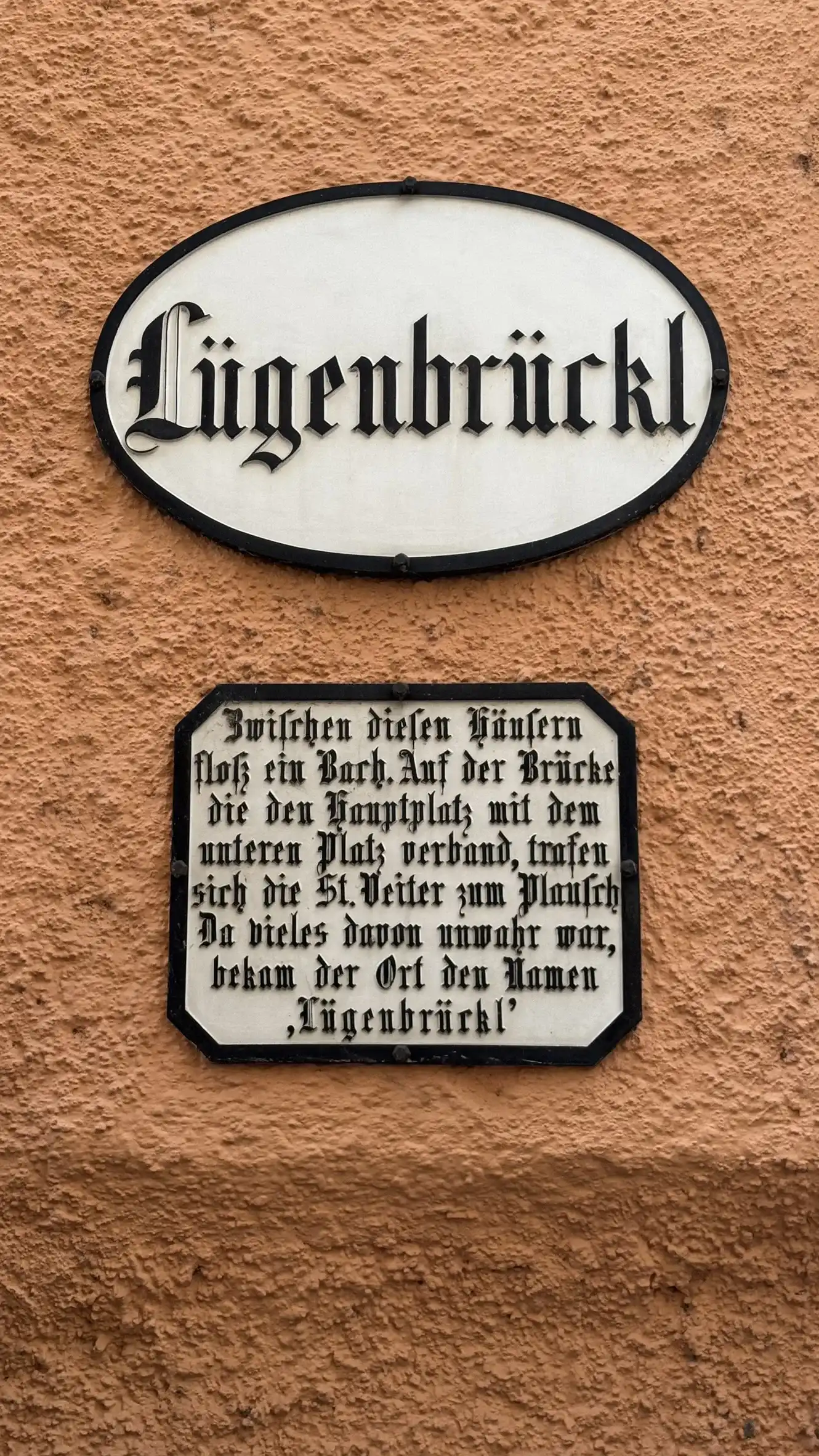 Schild, das den Standort der Lügenbrücke zeigt.