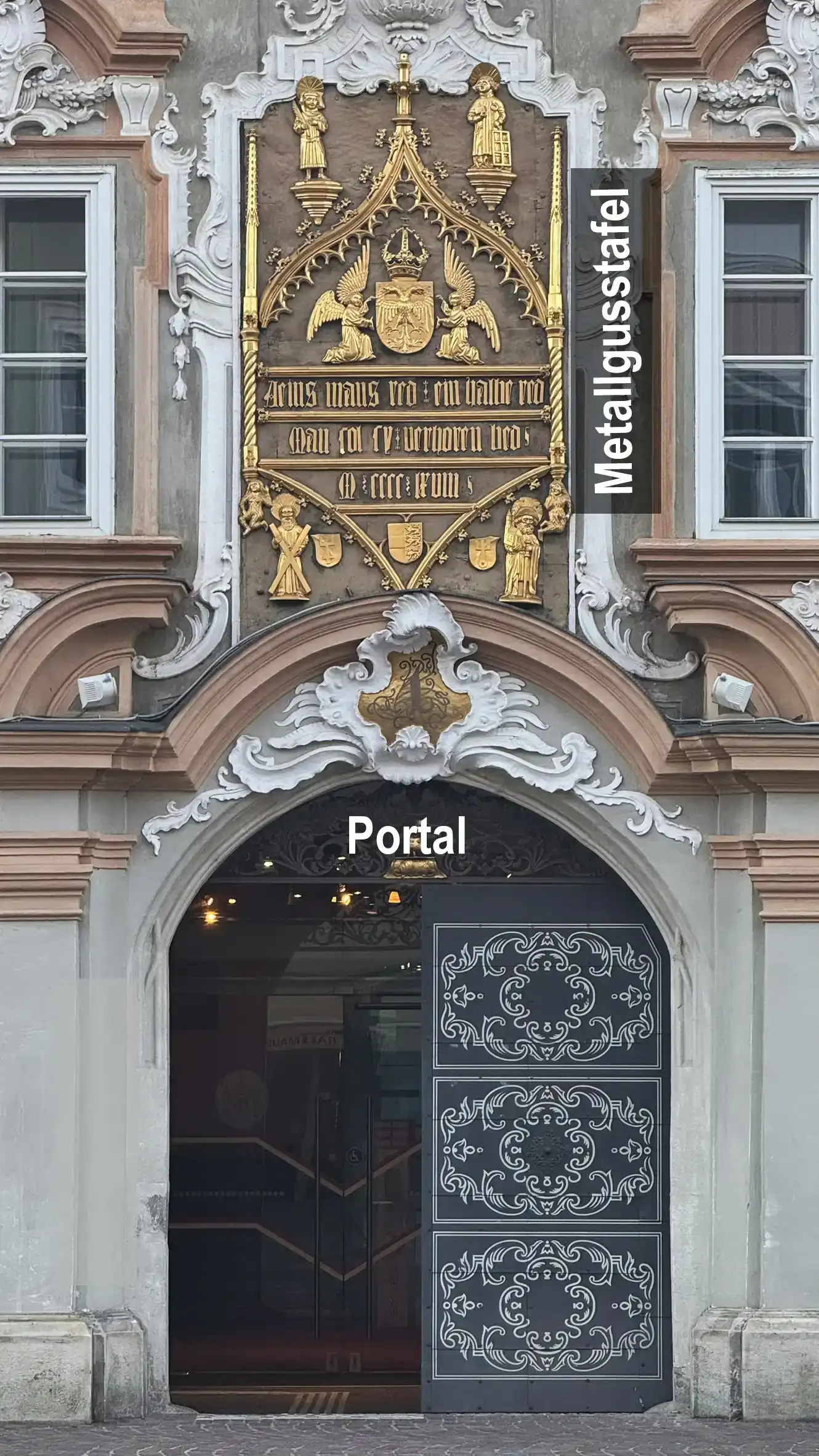 Nahaufnahme des Portals und der Metallgusstafel
