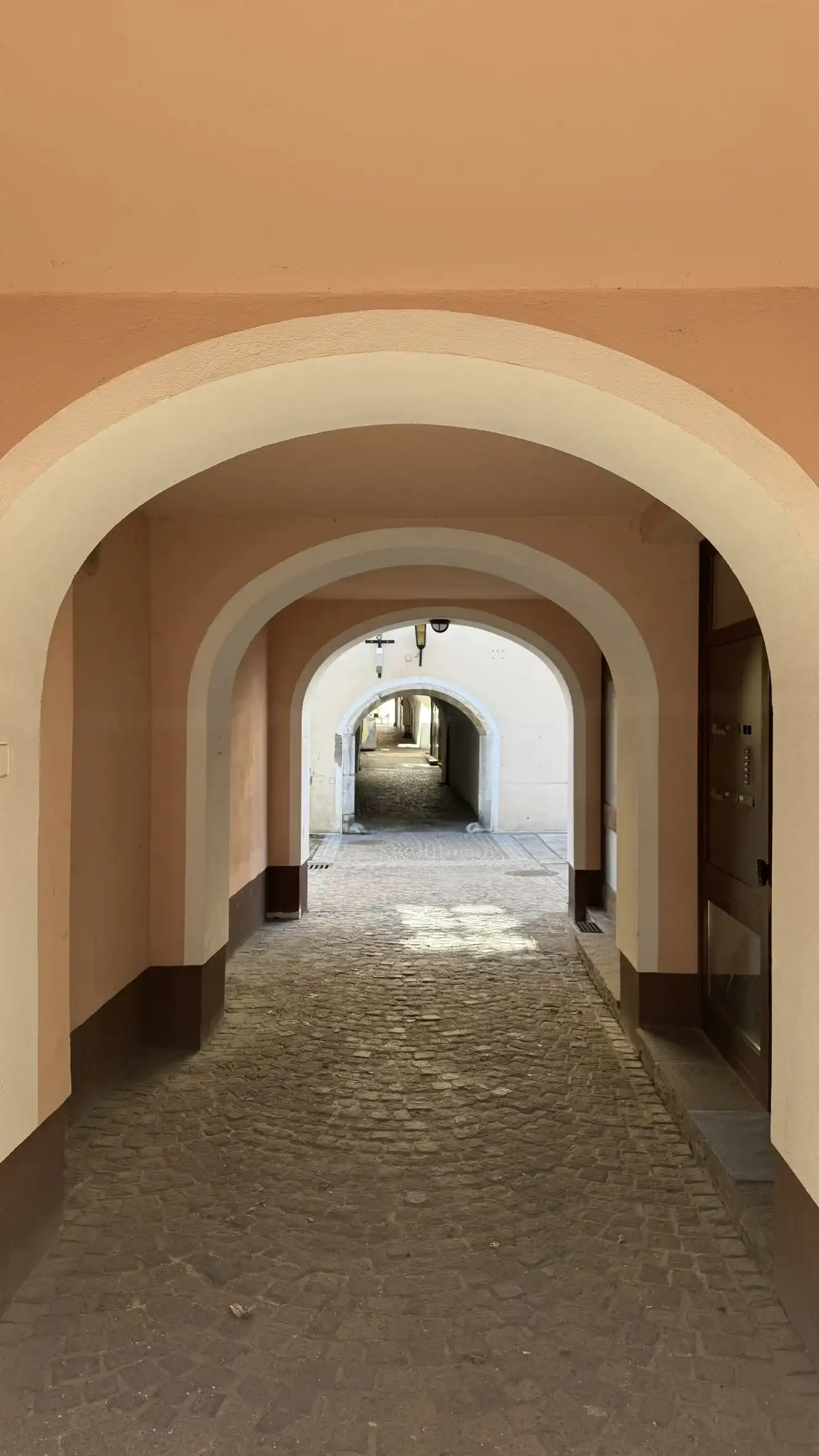 Sudetengasse mit ihren mehreren Bögen