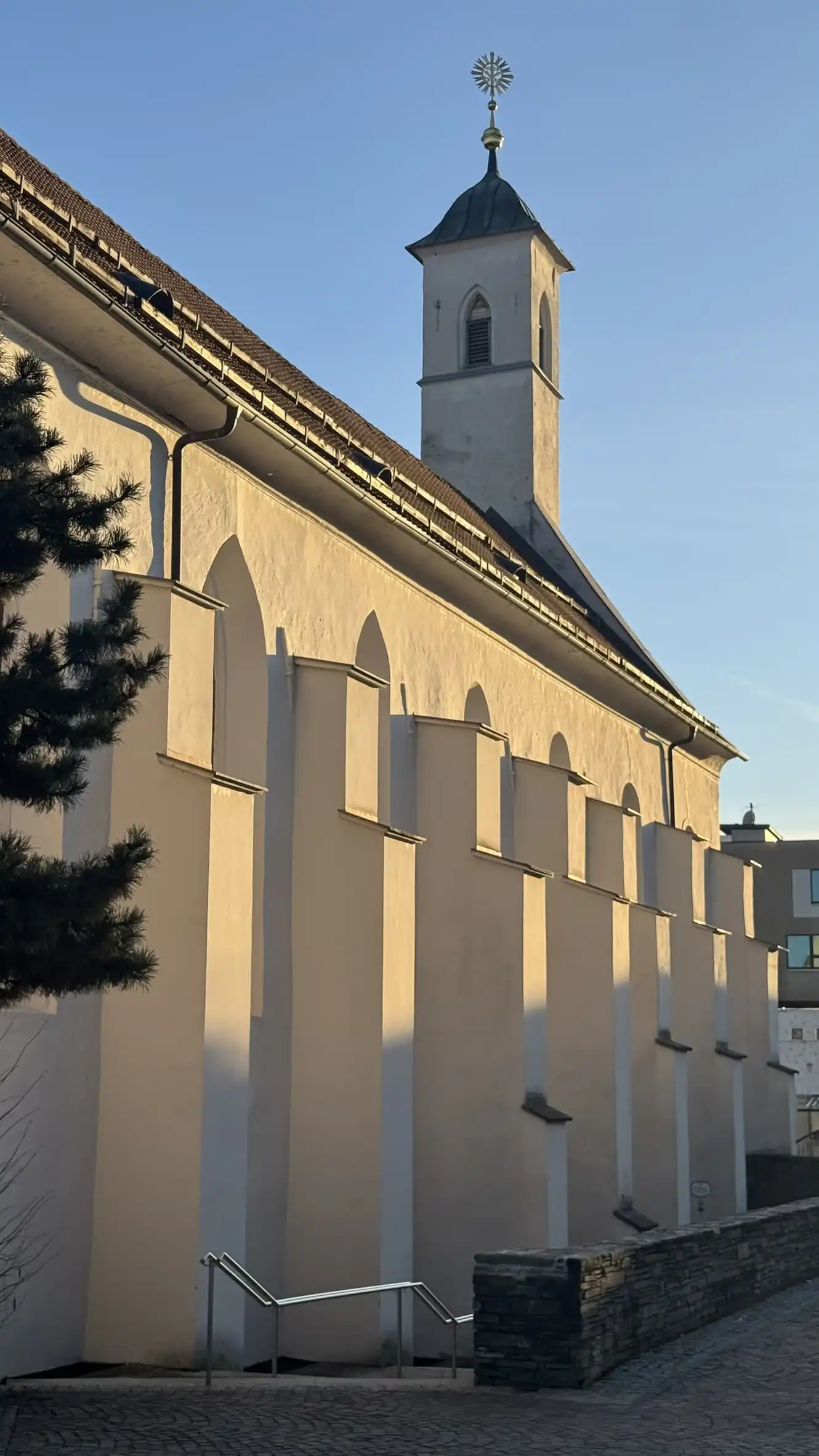 Abgestufte Strebepfeiler an der Nordwestwand