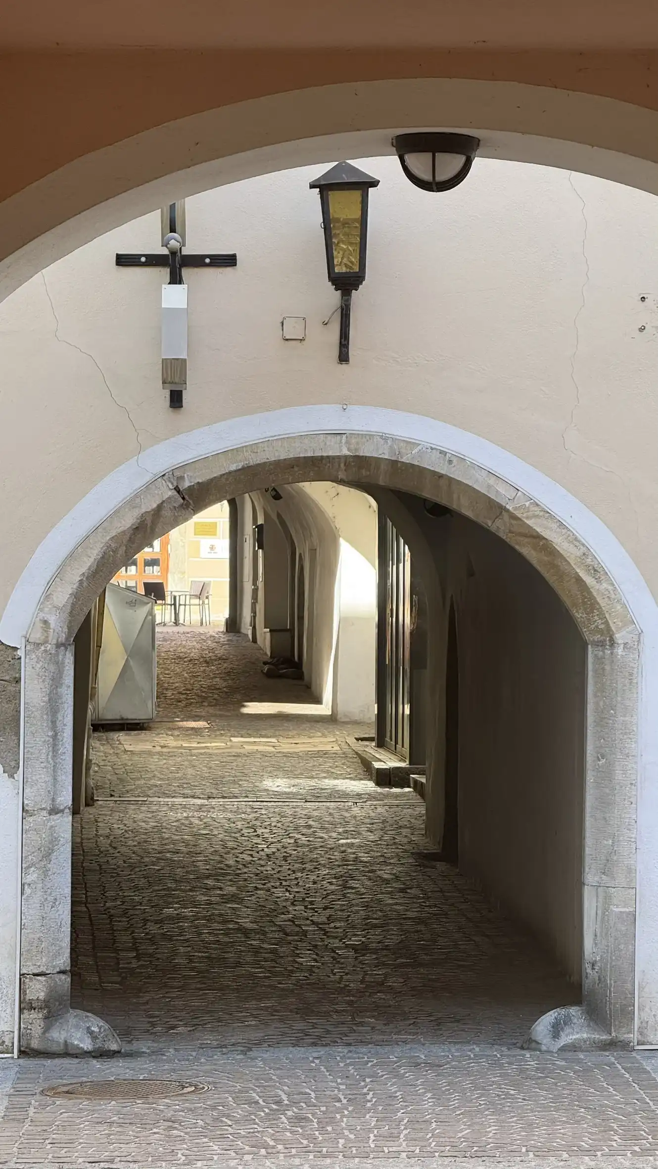 Sudetengasse, ein bogenförmiger Durchgang