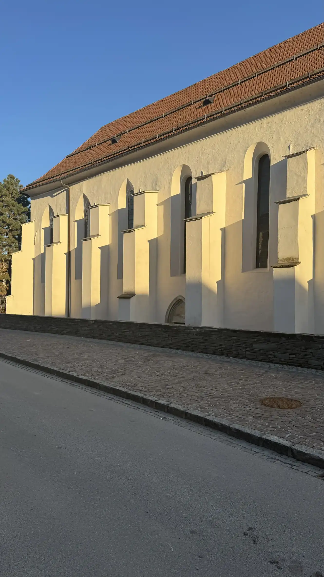 Abgestufte Strebepfeiler an der Nordwestwand