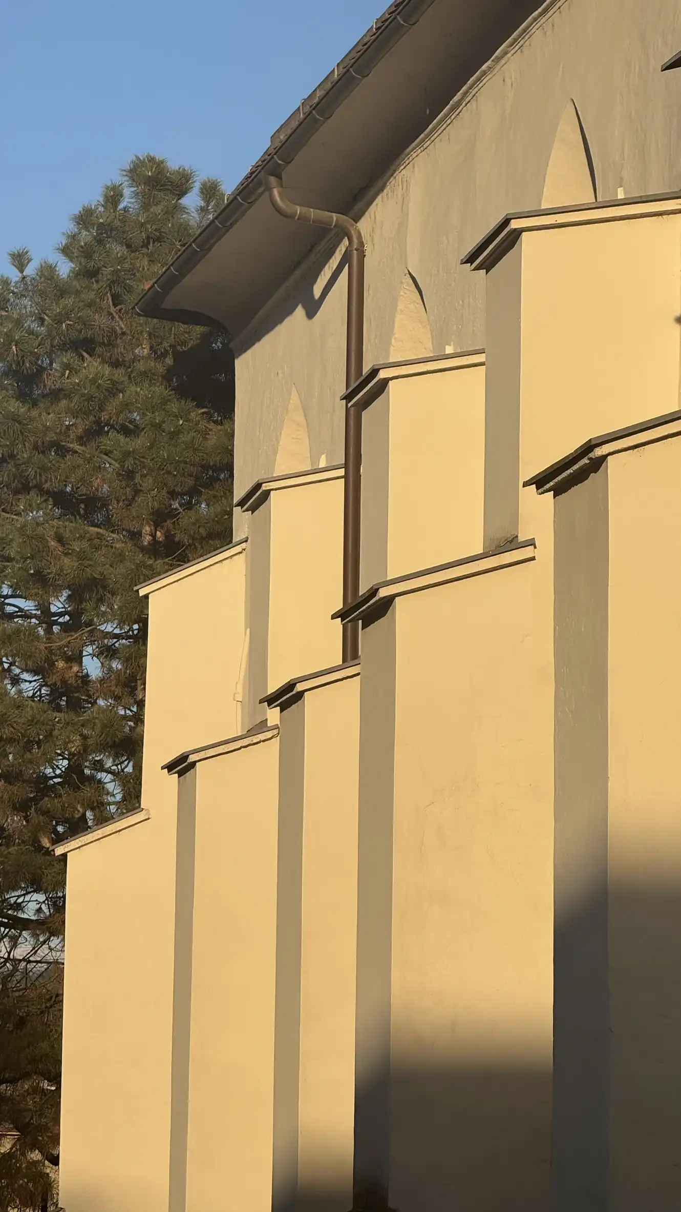 Abgestufte Strebepfeiler an der Nordwestwand