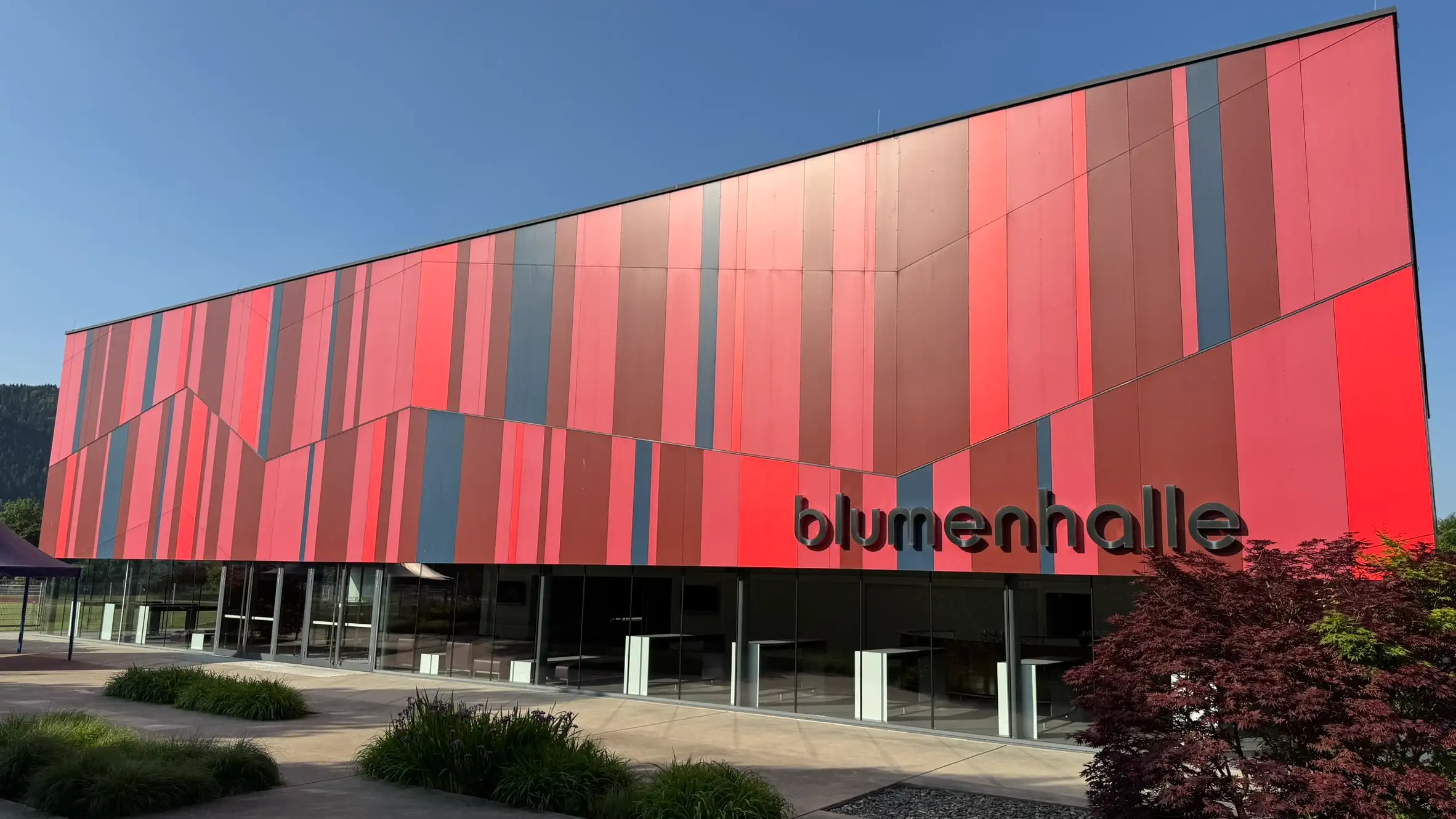 Die rechteckige Hallenstruktur besticht durch eine klare, geometrische Form mit präzisen Kanten.