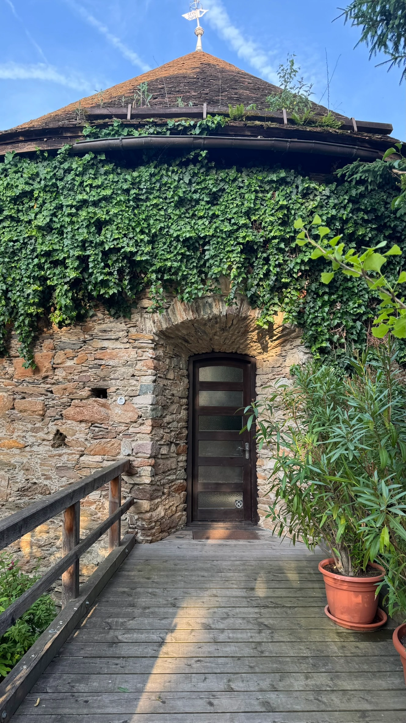 Bogenöffnung und Brücke, für die moderne Nutzung angepasst.