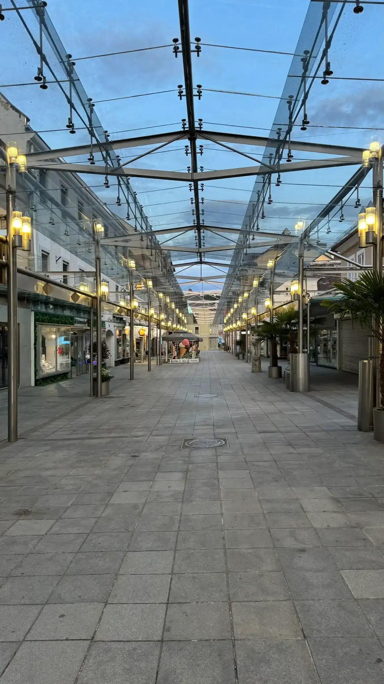 Herzog-Bernhard-Platz mit seiner Granitpflasterung und der Glasüberdachung