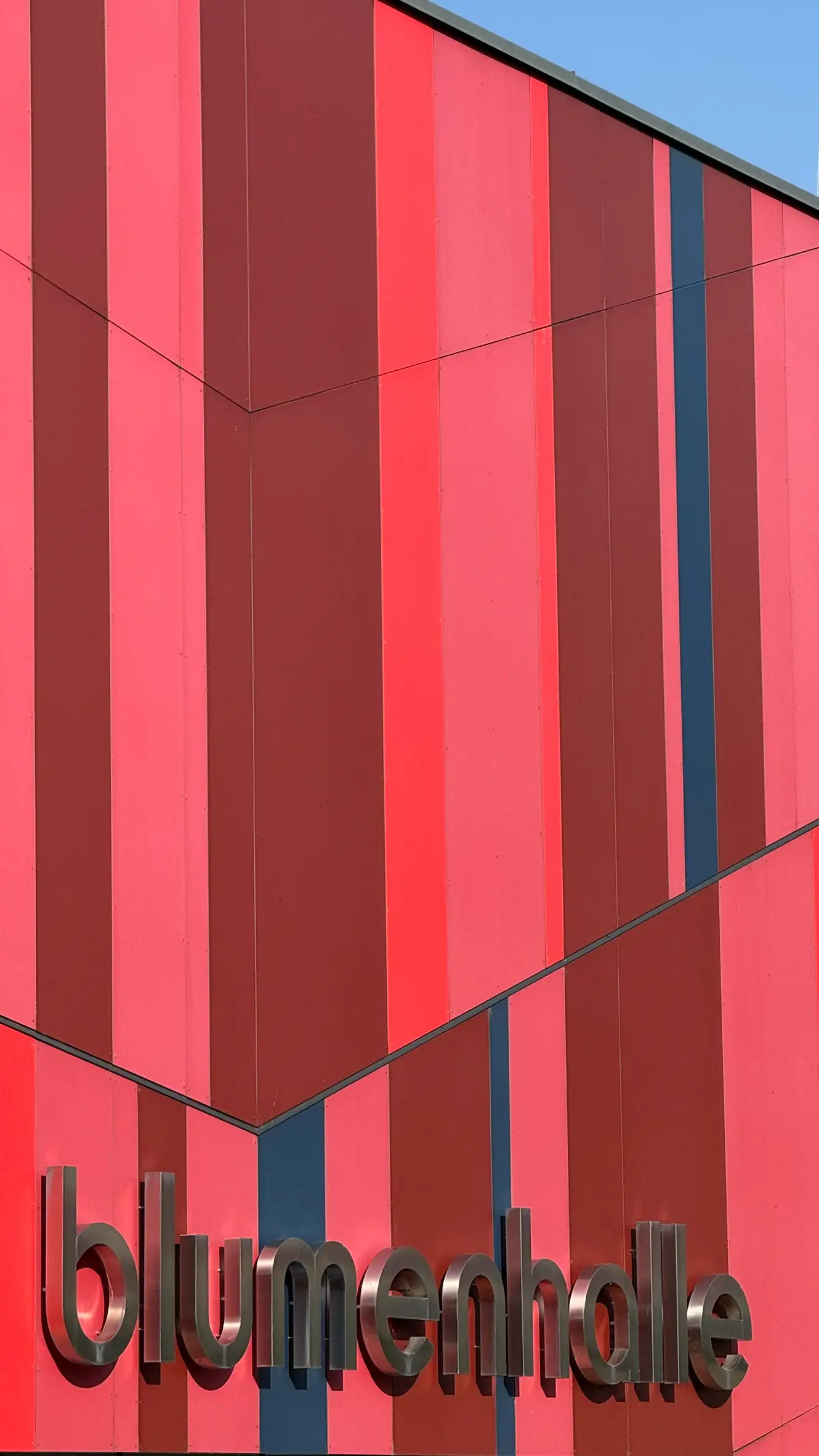 The different shades of red symbolise blooming flowers and echo the official colour scheme of the town.