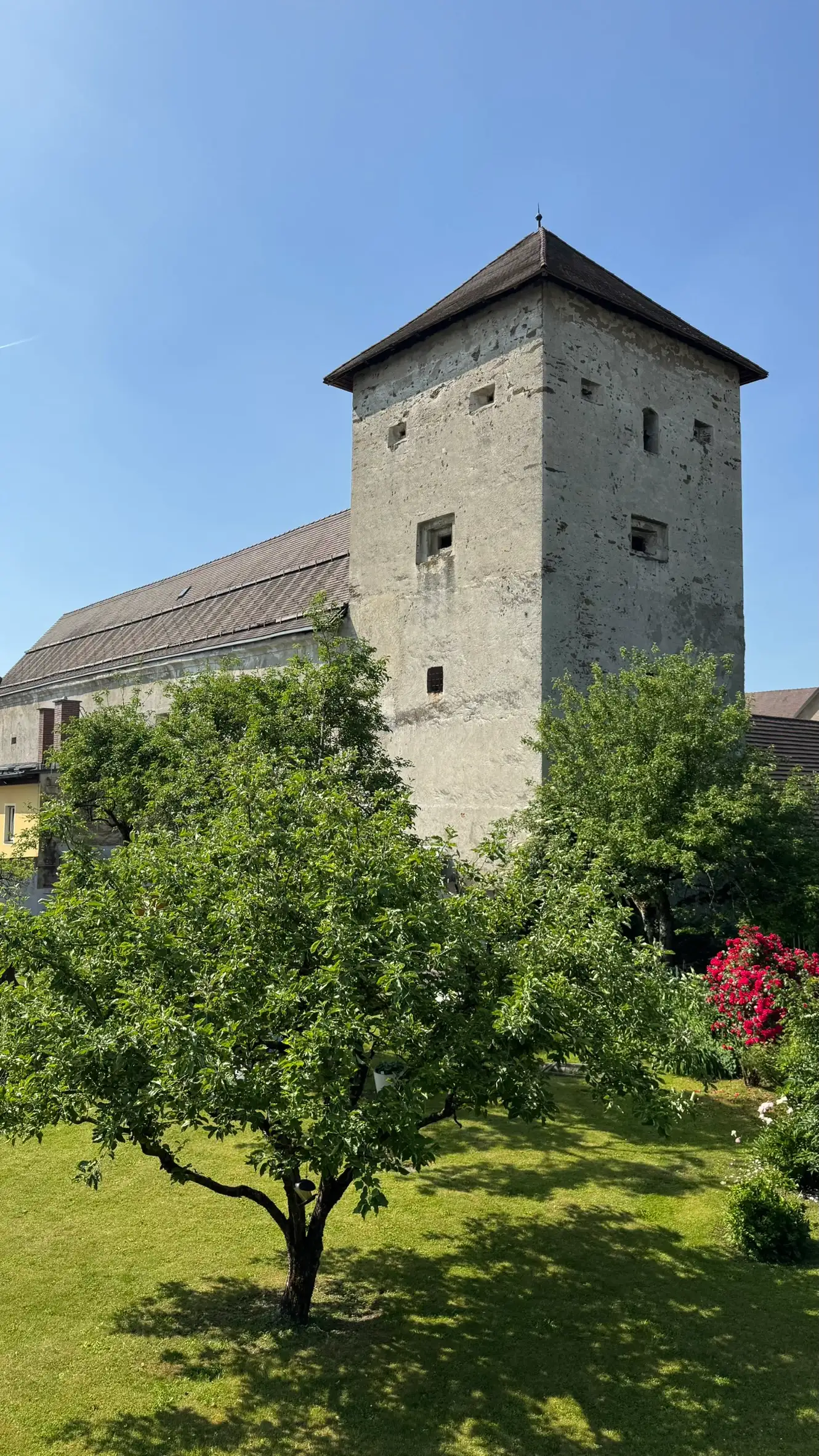 Garten neben dem quadratischen Turm und dem Osttrakt