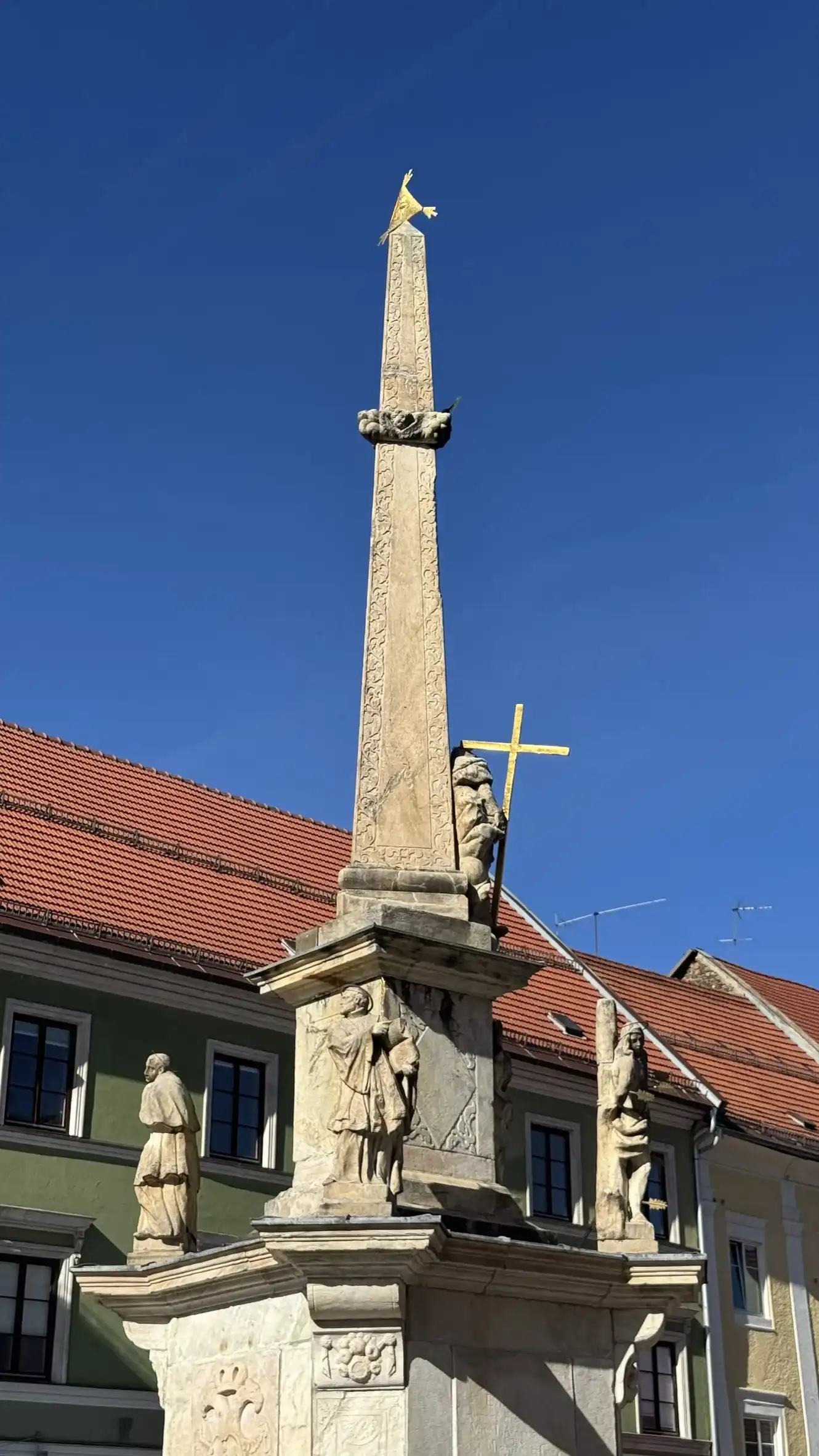 Main structure from bottom to top: two-tiered, cuboidal structure; three-sided obelisk