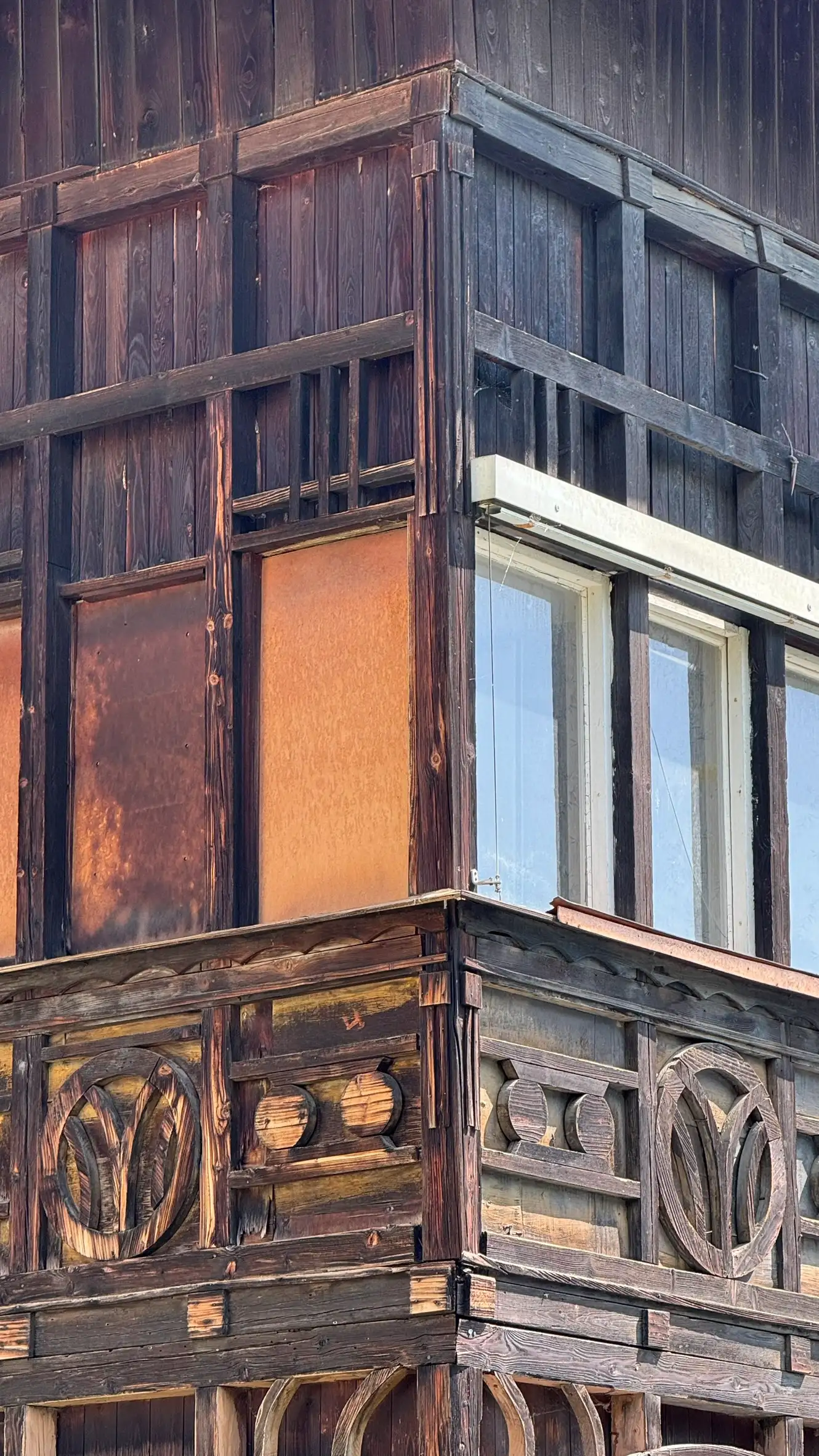 Dekorative Paneele mit geschnitzten Kreis- und Ovalmustern, typisch für traditionelle Holzarbeiten