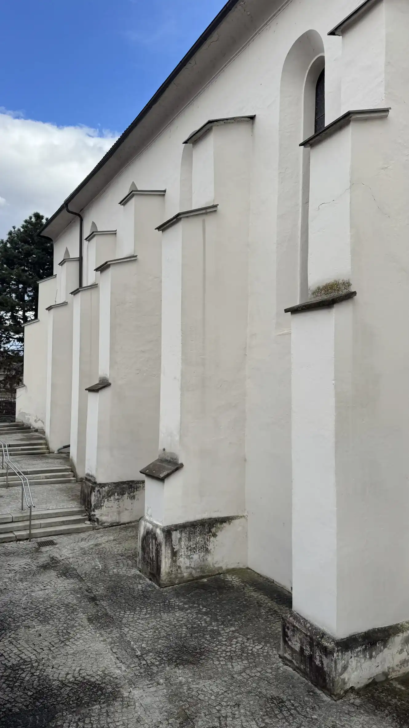 Abgestufte Strebepfeiler der Nordwestfassade