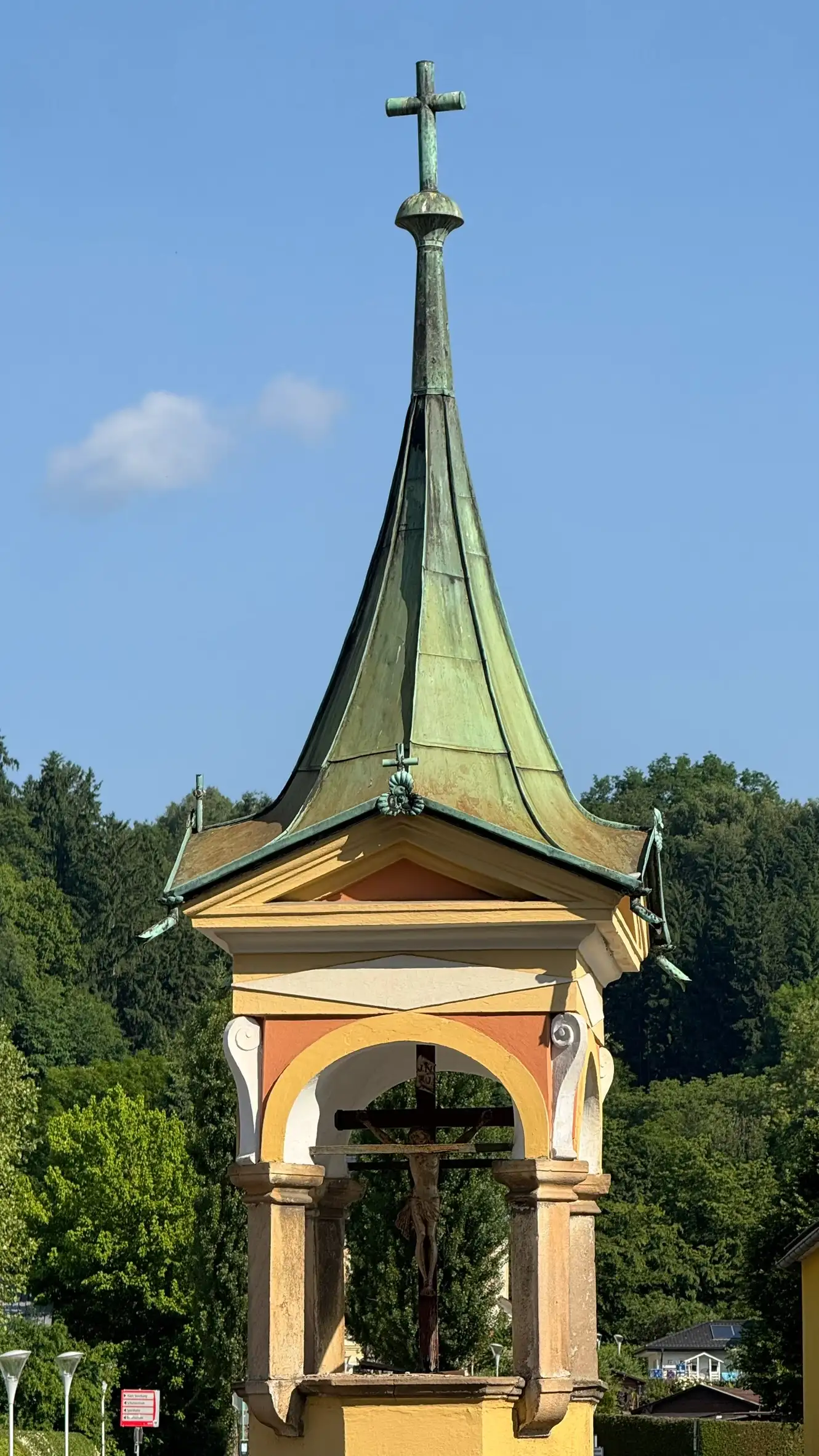 Achteckiges Metalldach, bekrönt mit einer Spitze und Kreuz