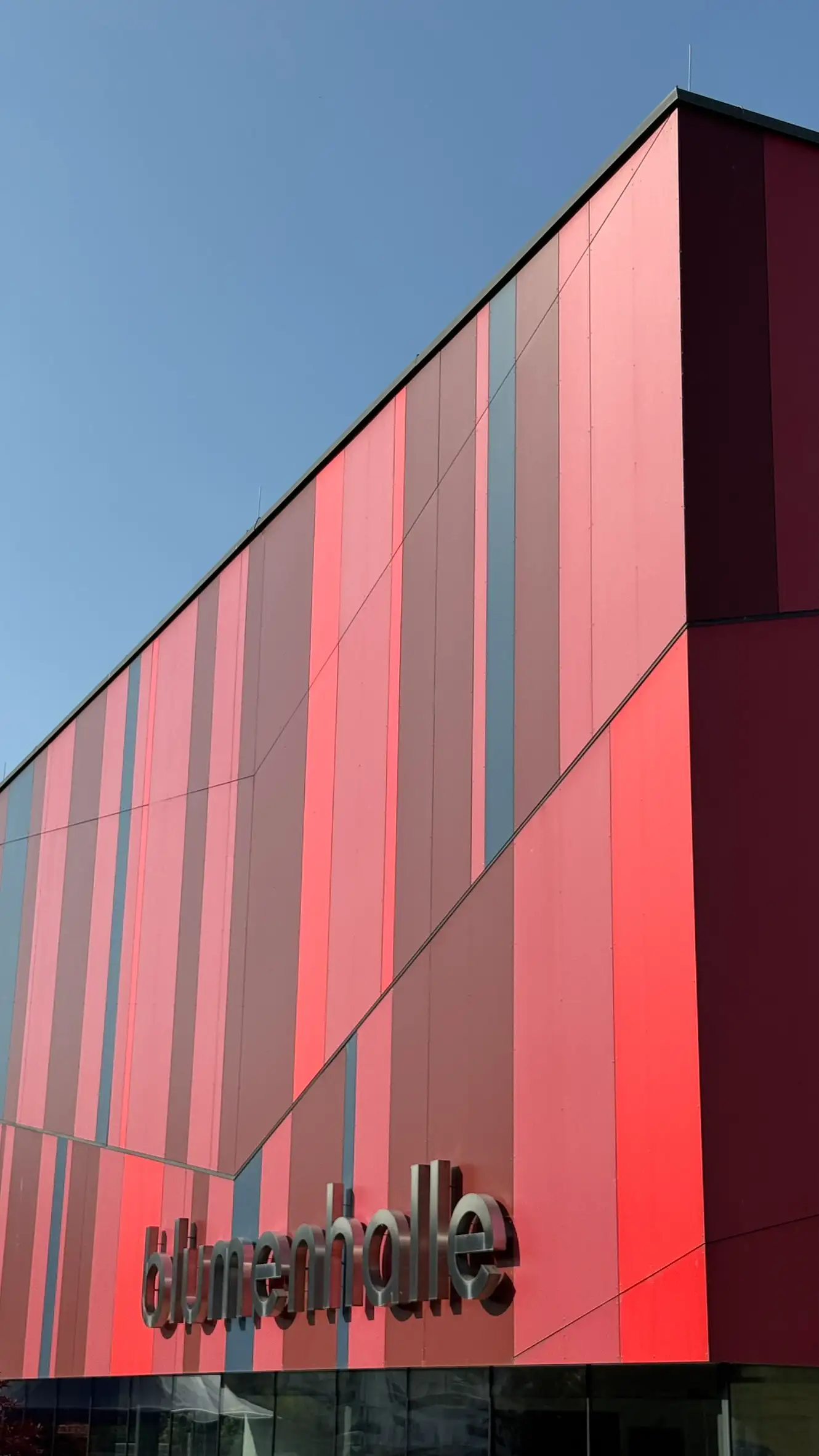 Die rechteckige Hallenstruktur besticht durch eine klare, geometrische Form mit präzisen Kanten.