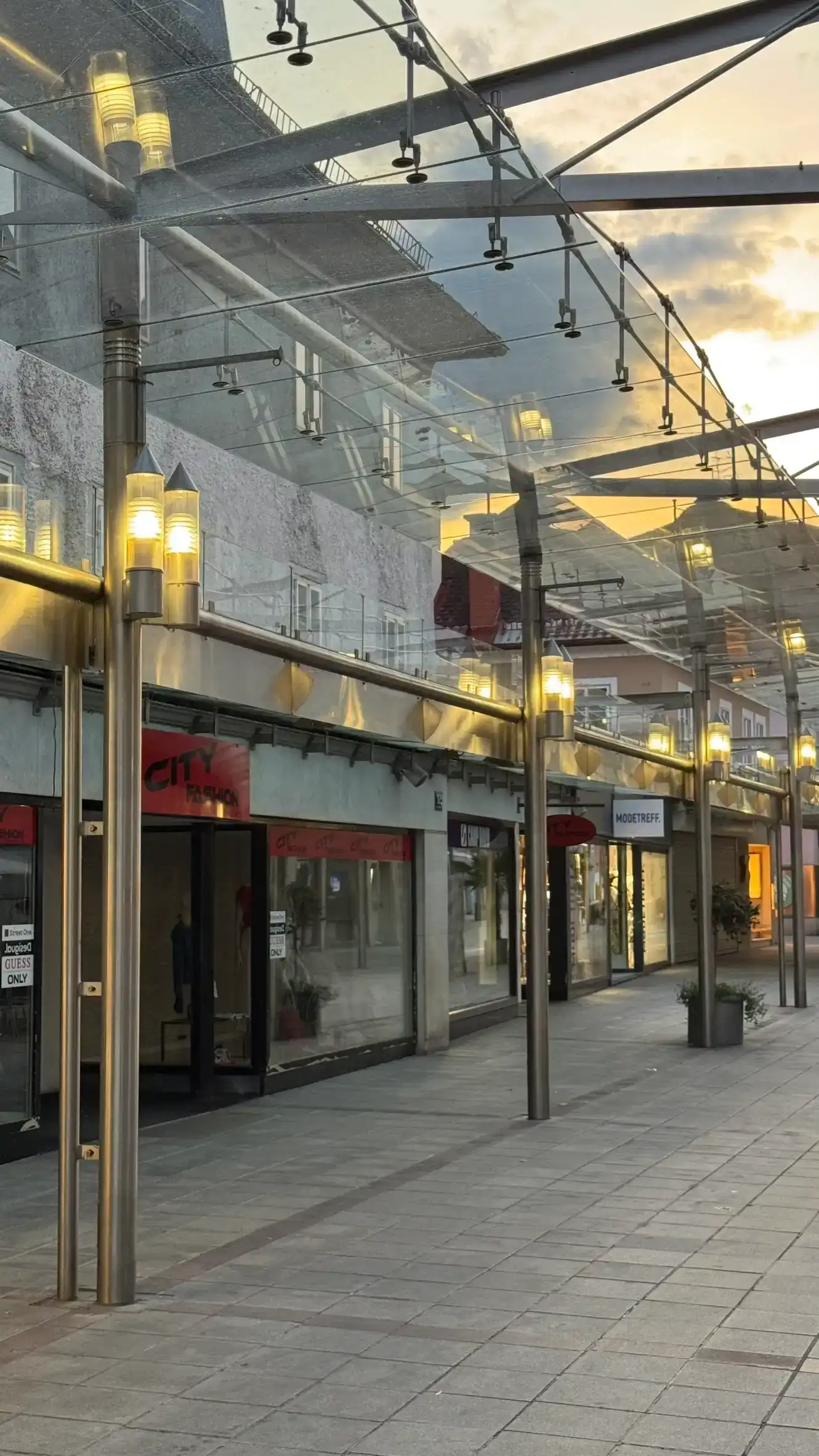 Der Herzog-Bernhard-Platz wird von Geschäften, Cafés und Dienstleistungsbetrieben gesäumt.
