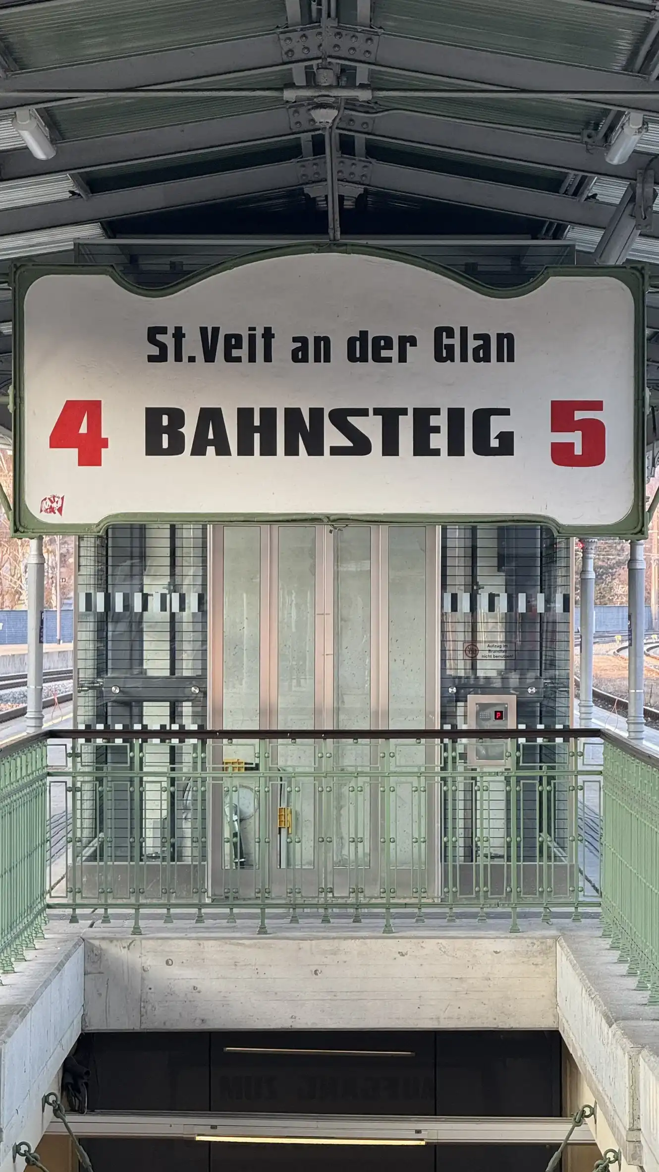 Close-up of a vintage sign for platform faces 4 and 5