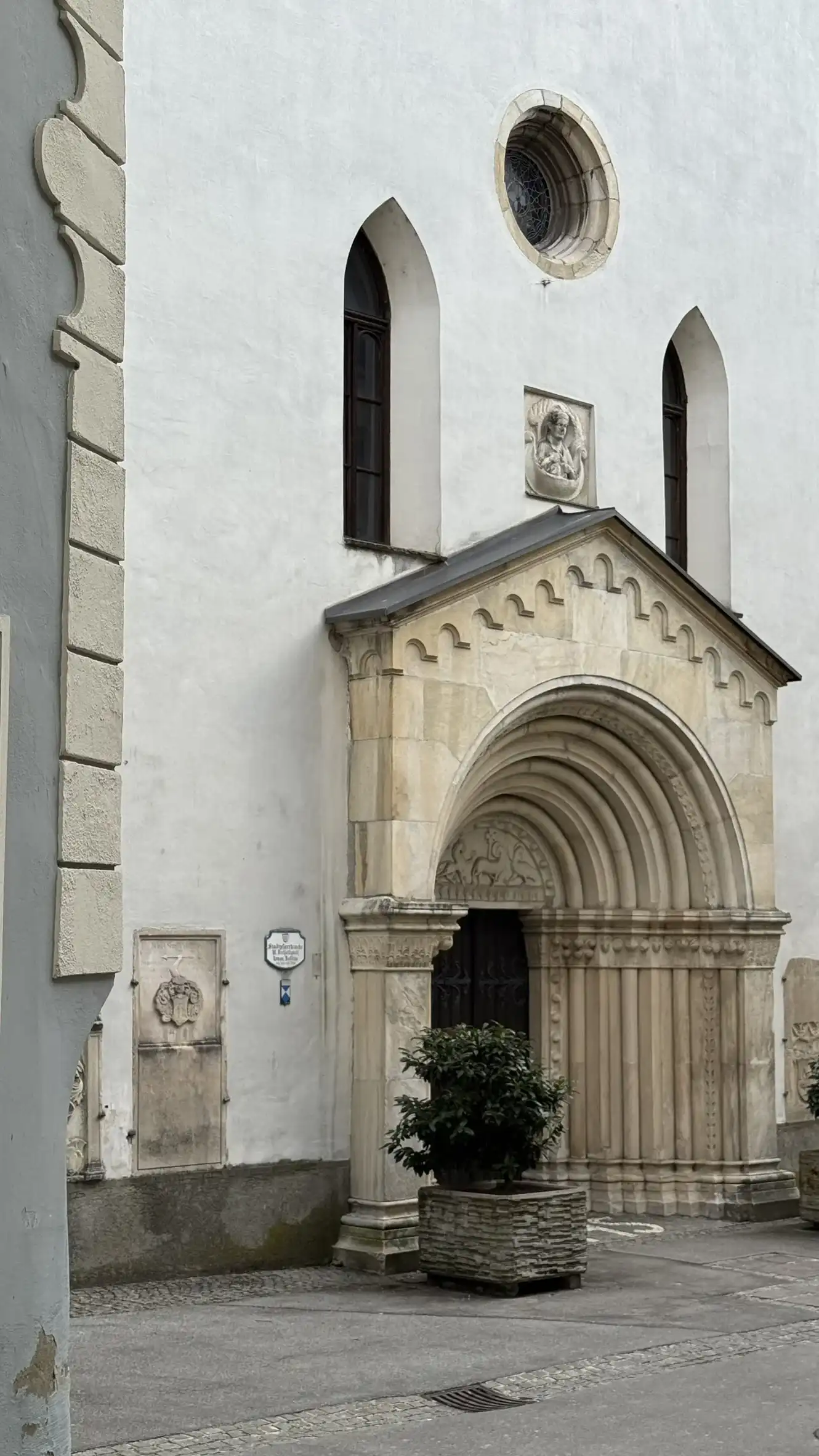 Baroque portal with jambs and archivolts