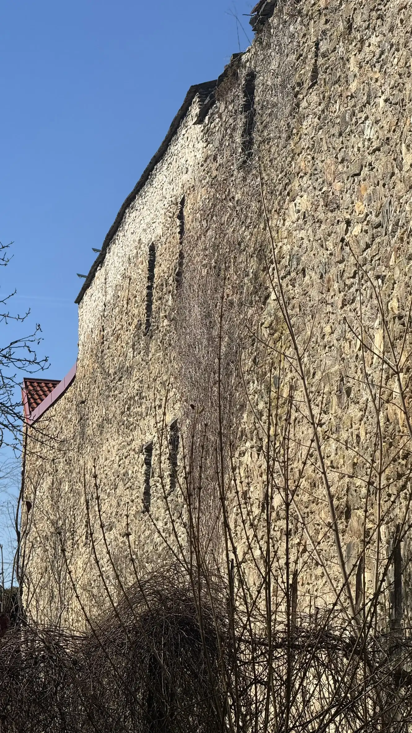 Der südöstliche Abschnitt der Mauer neben dem bogenförmigen Tor