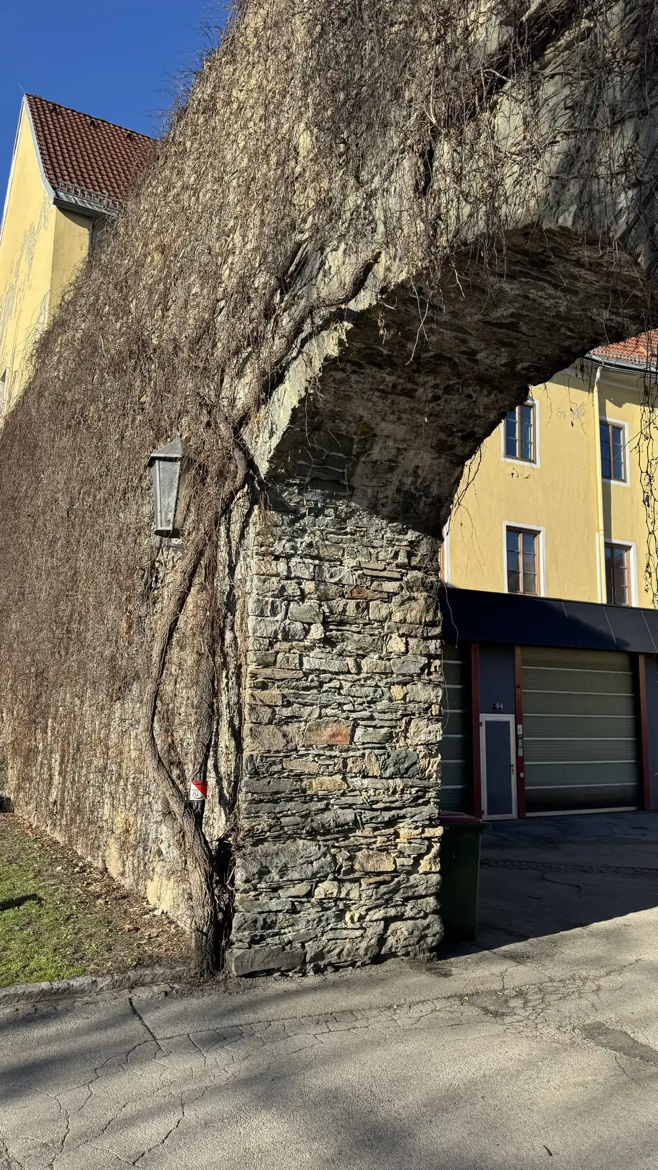 Photograph of the arched opening, showing wall thickness