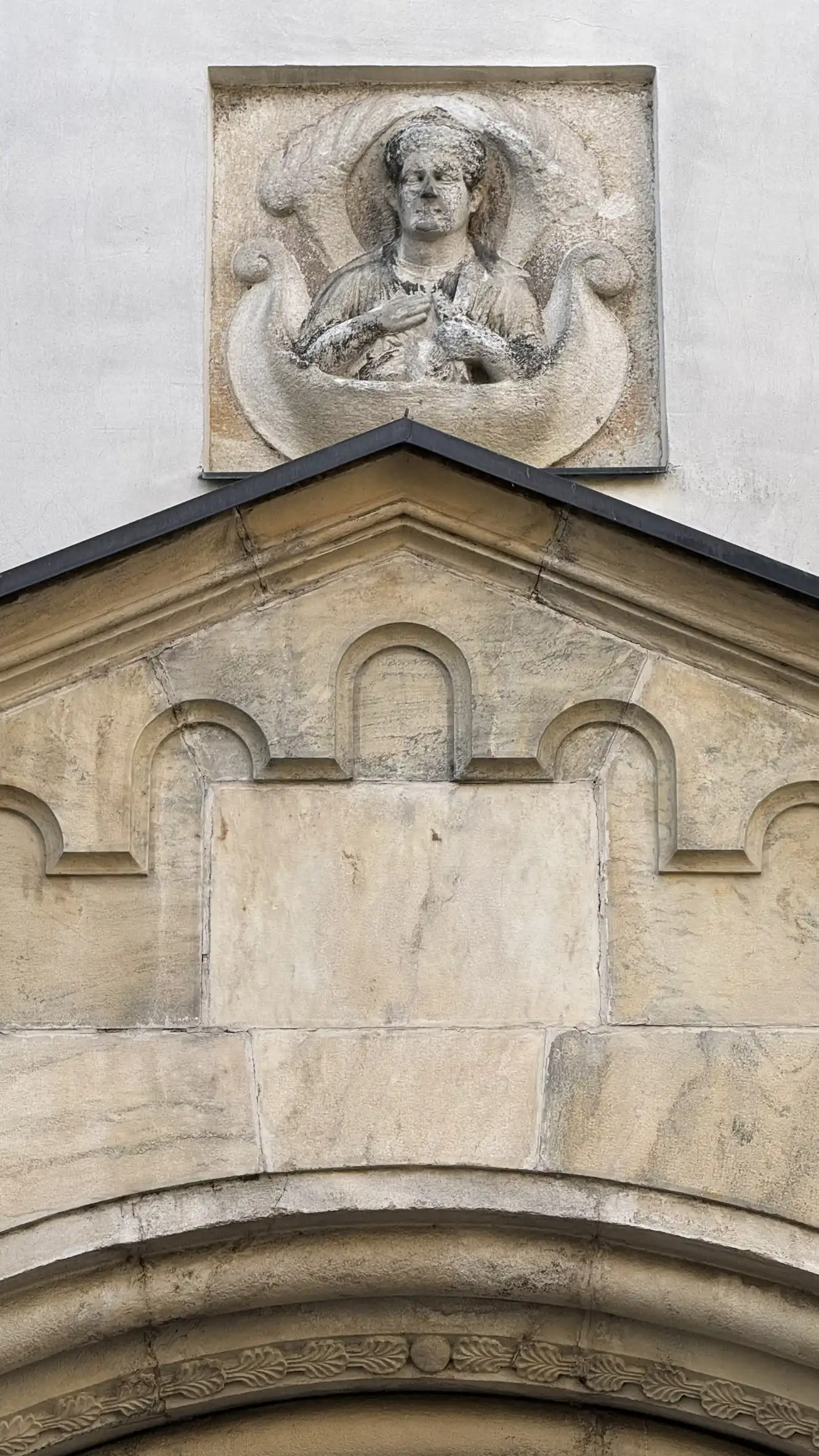 Triangular pediment above the tympanum and archivolts