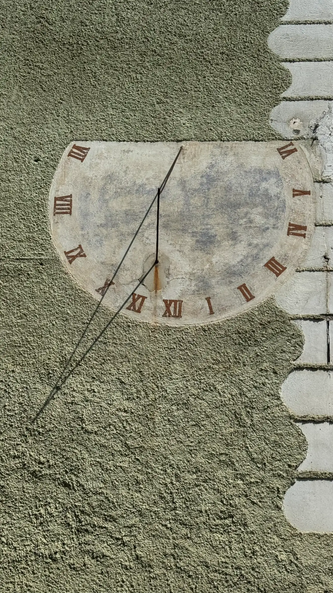 Wunderschön erhaltene Sonnenuhr an der nach Süden ausgerichteten Fassade