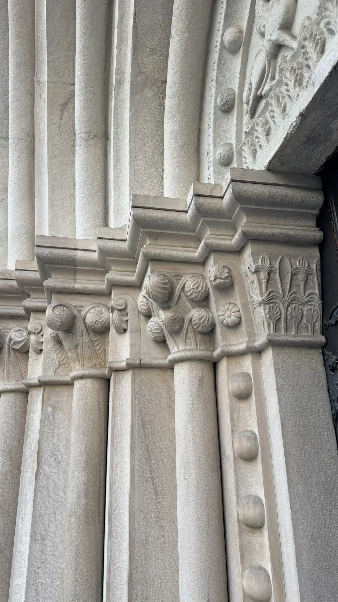 Close-ups of the jambs with sculpted decoration