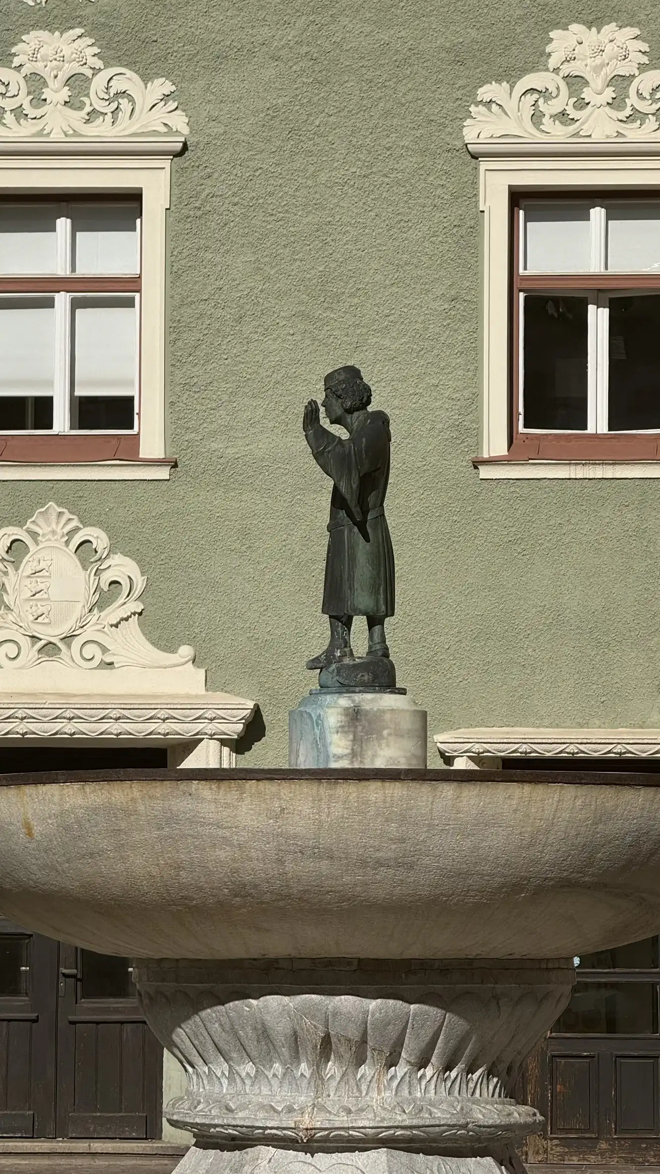 Großes Marmelbecken aus römischer Zeit, hierher gebracht aus Virunum.