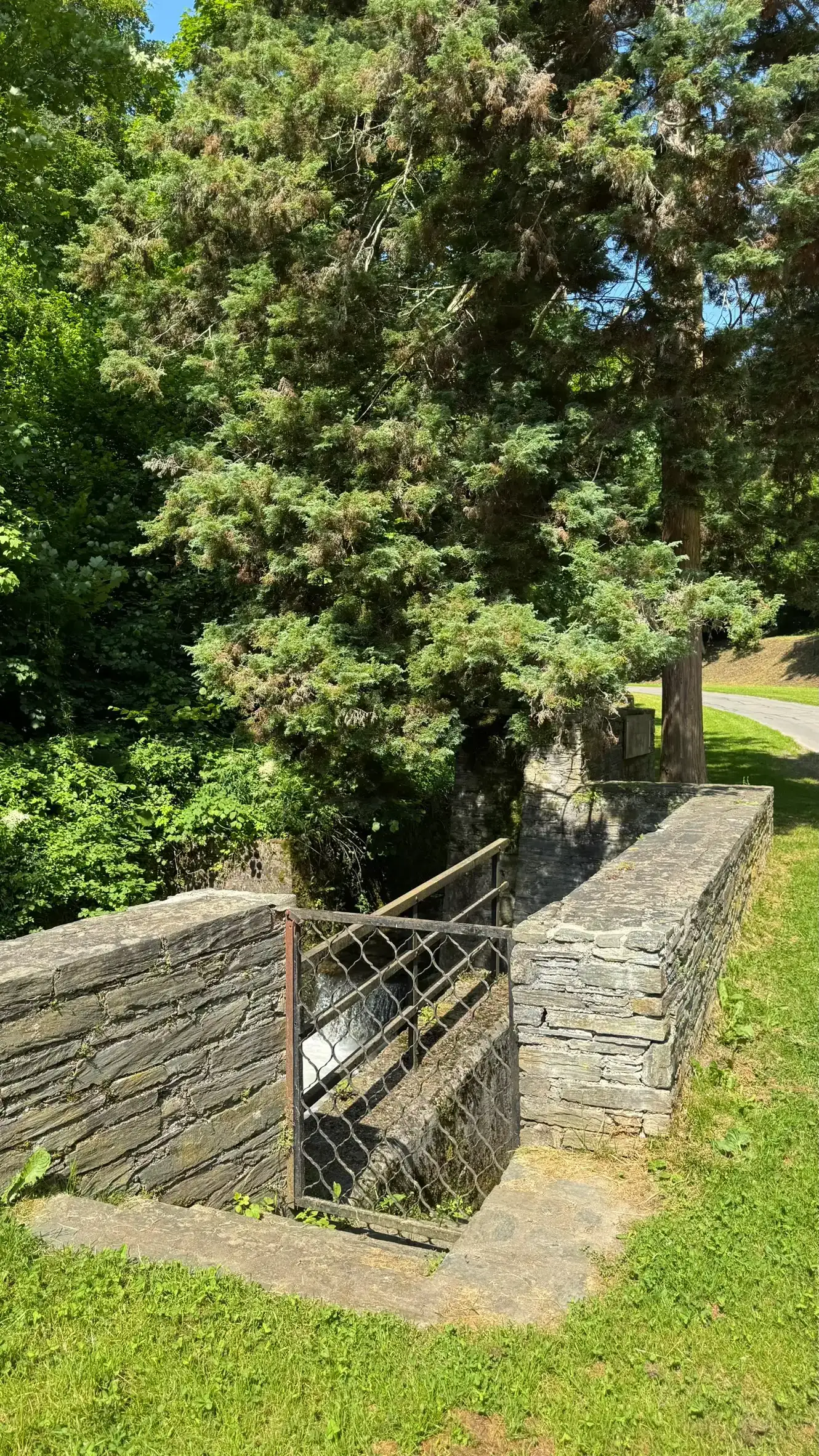 Stone wall enclosing the rectangular water basin