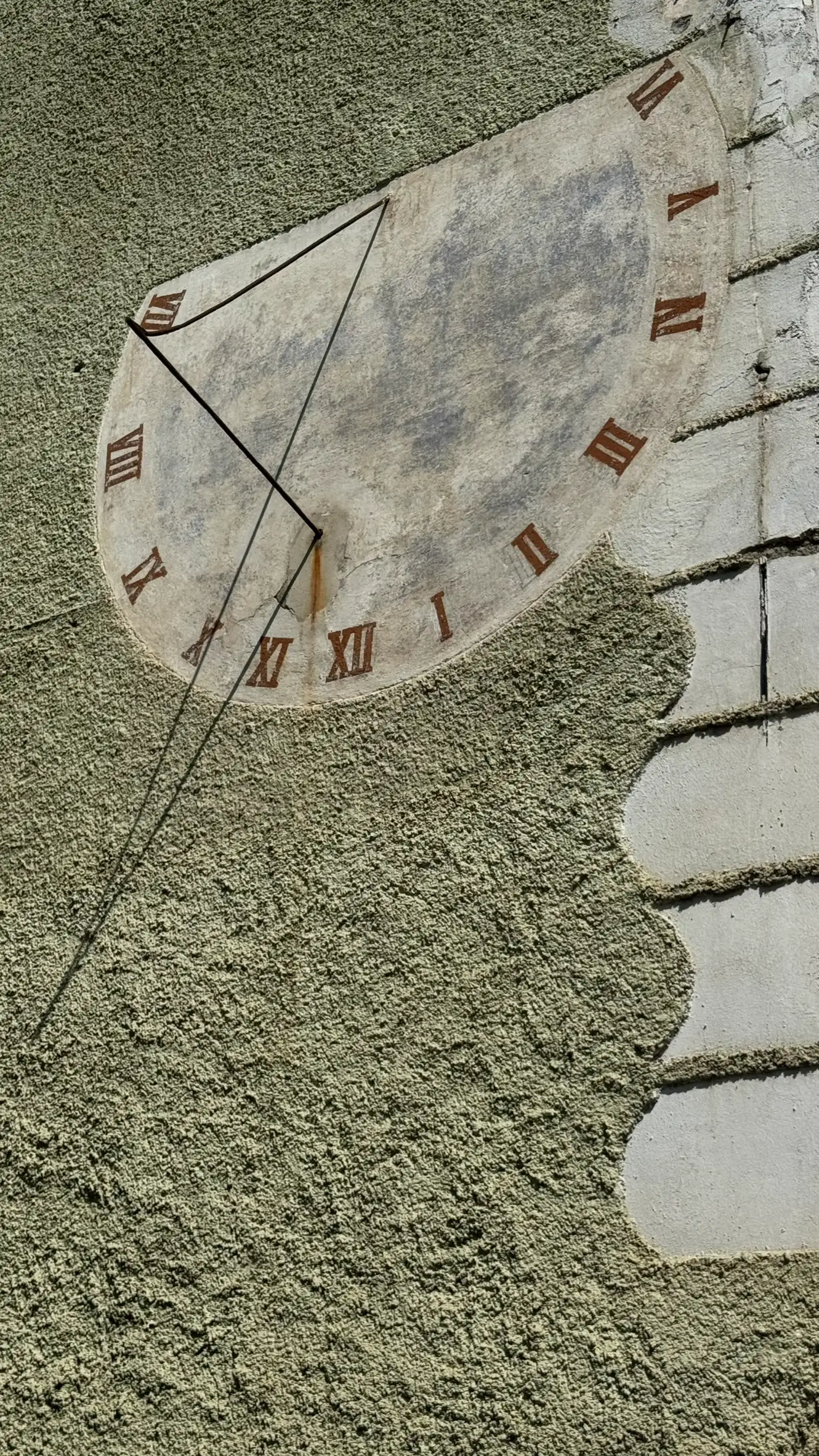 Sundial and imitated quoins