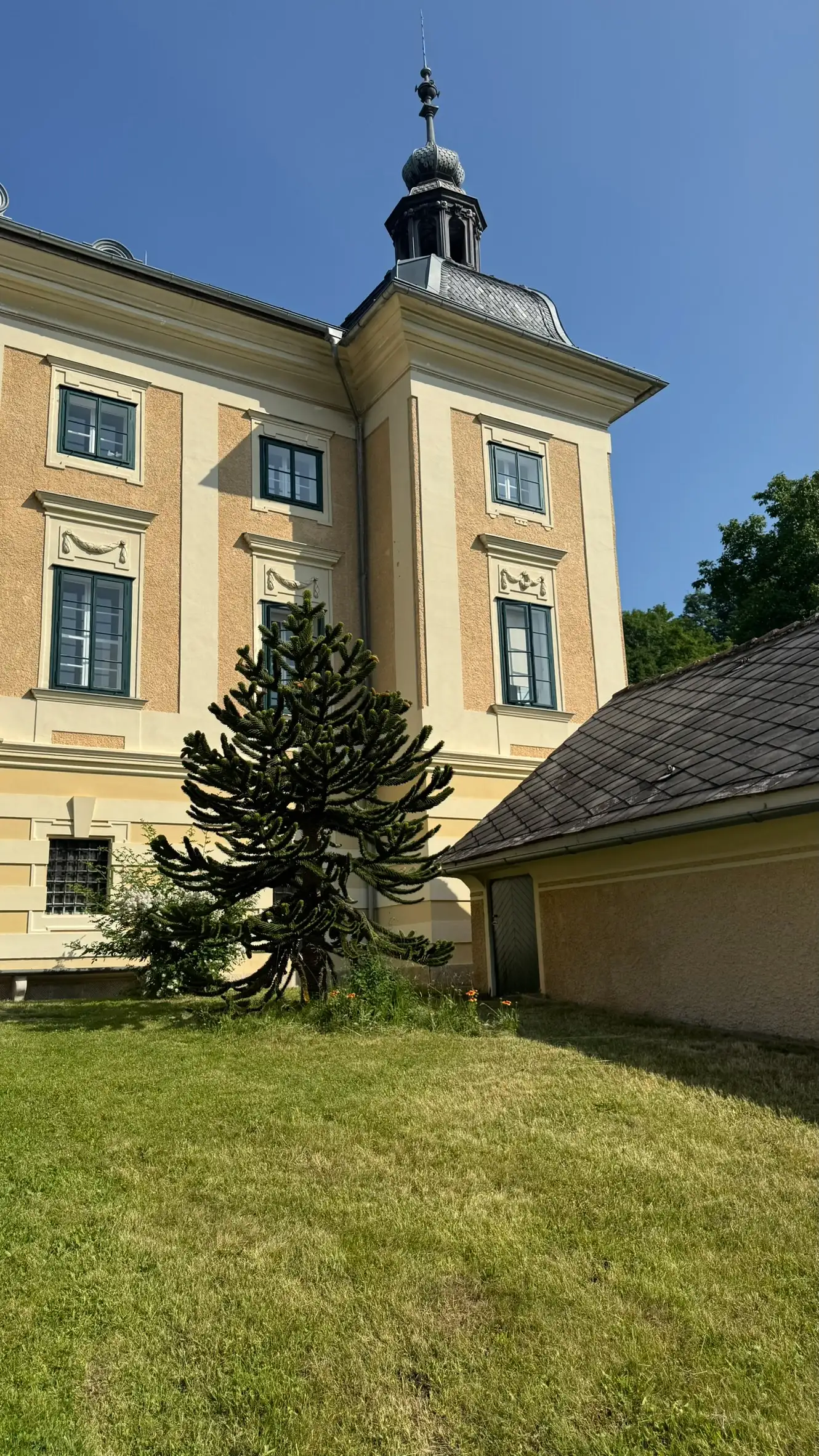 Four corner towers, dating to 1884, were added with flat domes and lanterns.