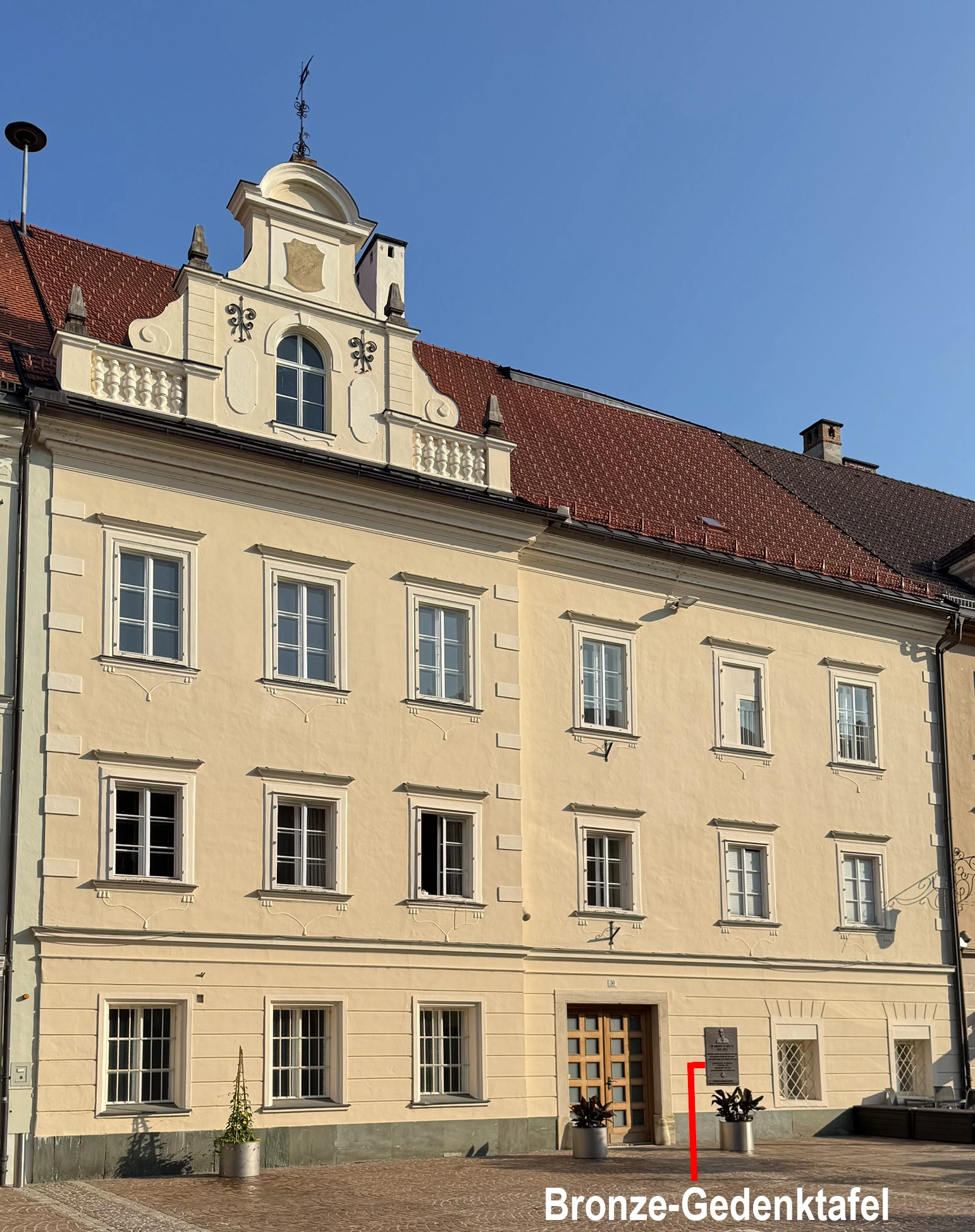 Hauptplatz 30 | Wohnhaus von Dr. Arthur Lemisch; Gedenktafel neben dem Eingang