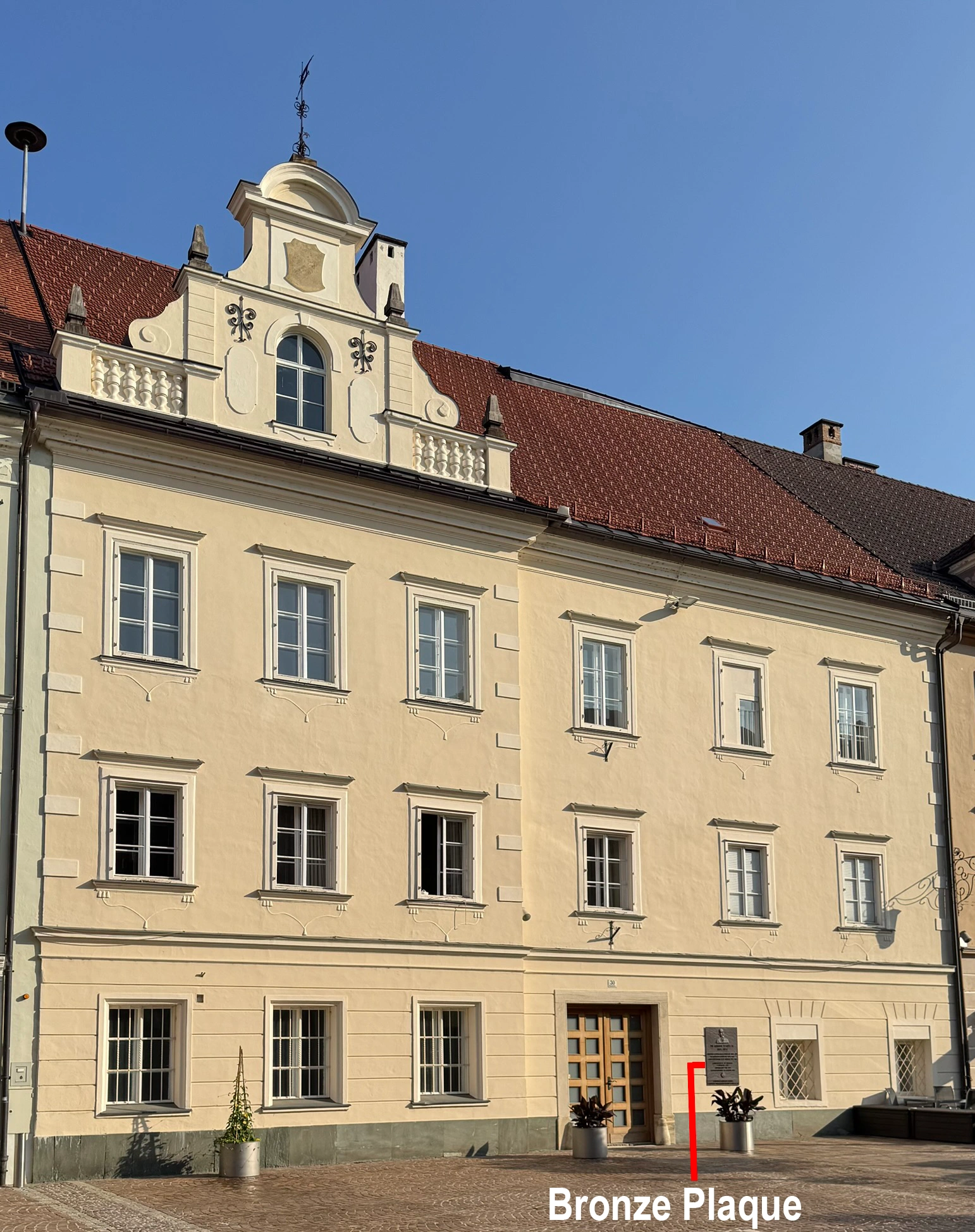 Hauptplatz 30 | Residence of Dr Arthur Lemisch; Memorial Plaque next to the Entrance