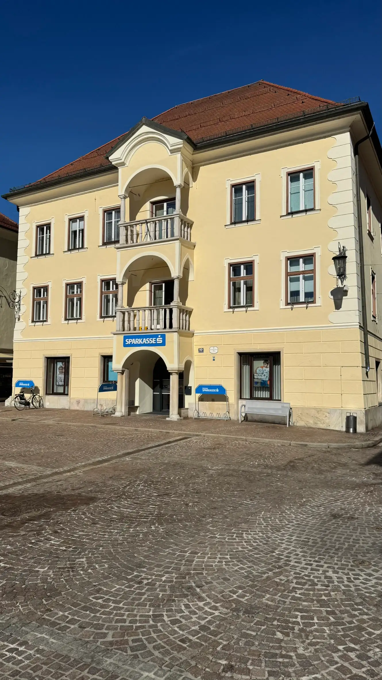 Das Carinthia Haus am östlichen Platzende besitzt einen spätgotischen Kern und eine frühbarocke Fassade.