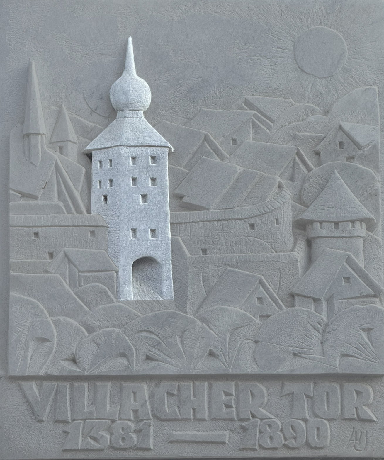 Plaque marking the former site of the "Villacher Tor"; the gate tower is digitally accentuated.