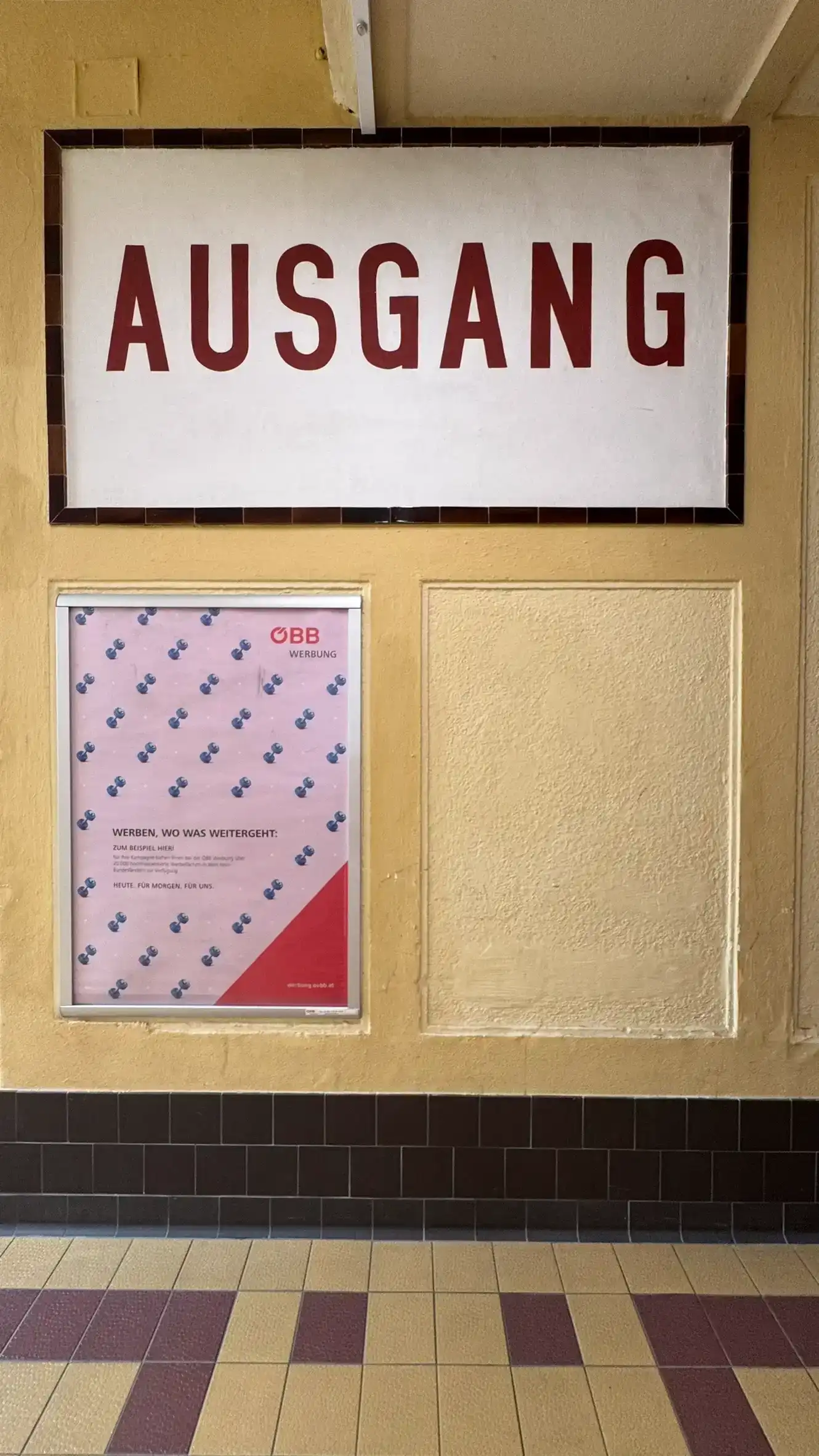 Historisches Ausgangsschild an der Unterführungswand