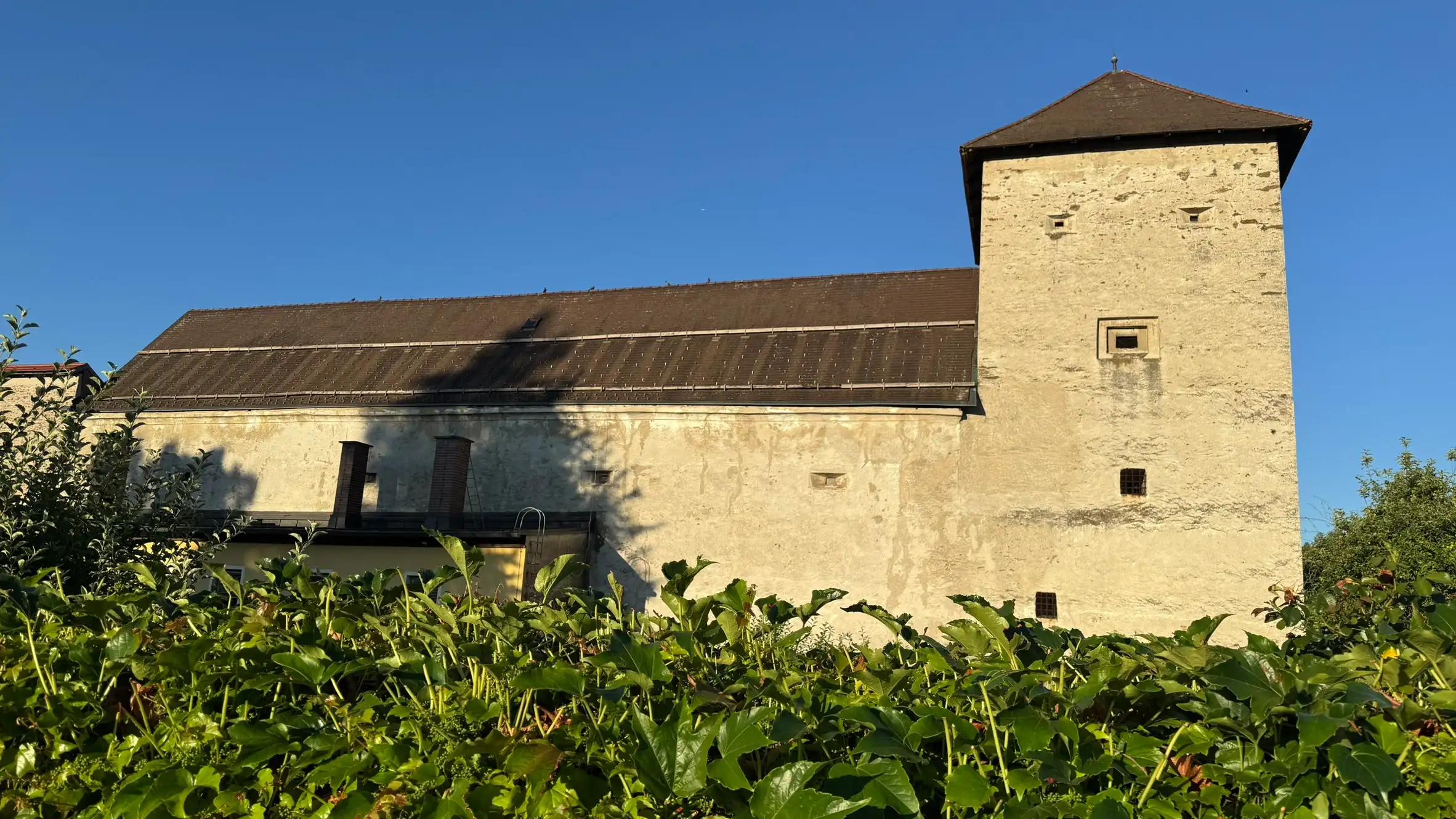 Nordöstlicher Eckturm und Osttrakt; fotografiert von der Grabenstraße