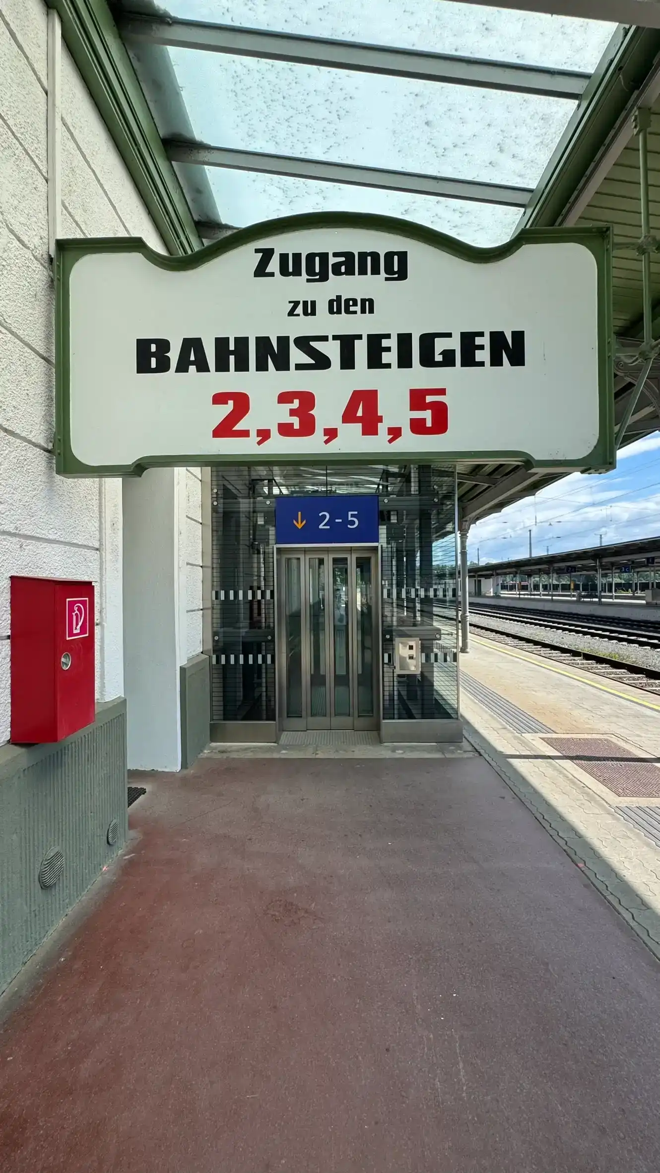 Side platform with a vintage platform wayfinding sign