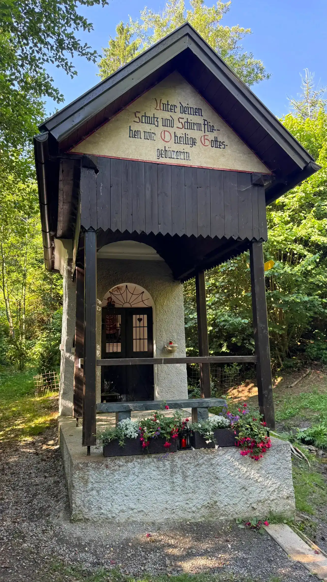 Westseite der Kapelle mit Giebel und hölzerner Vorhalle