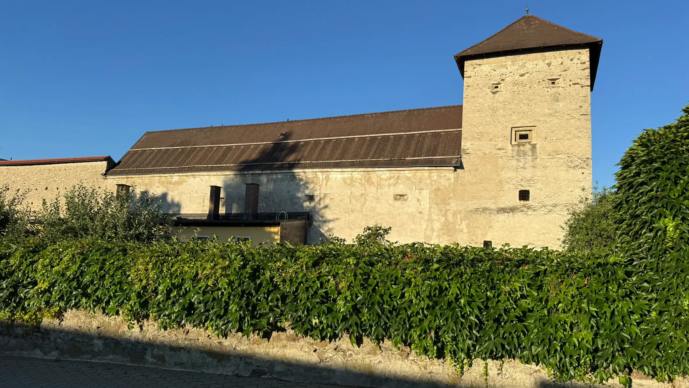 Northeastern corner tower and the eastern wing; photographed from Grabenstraße
