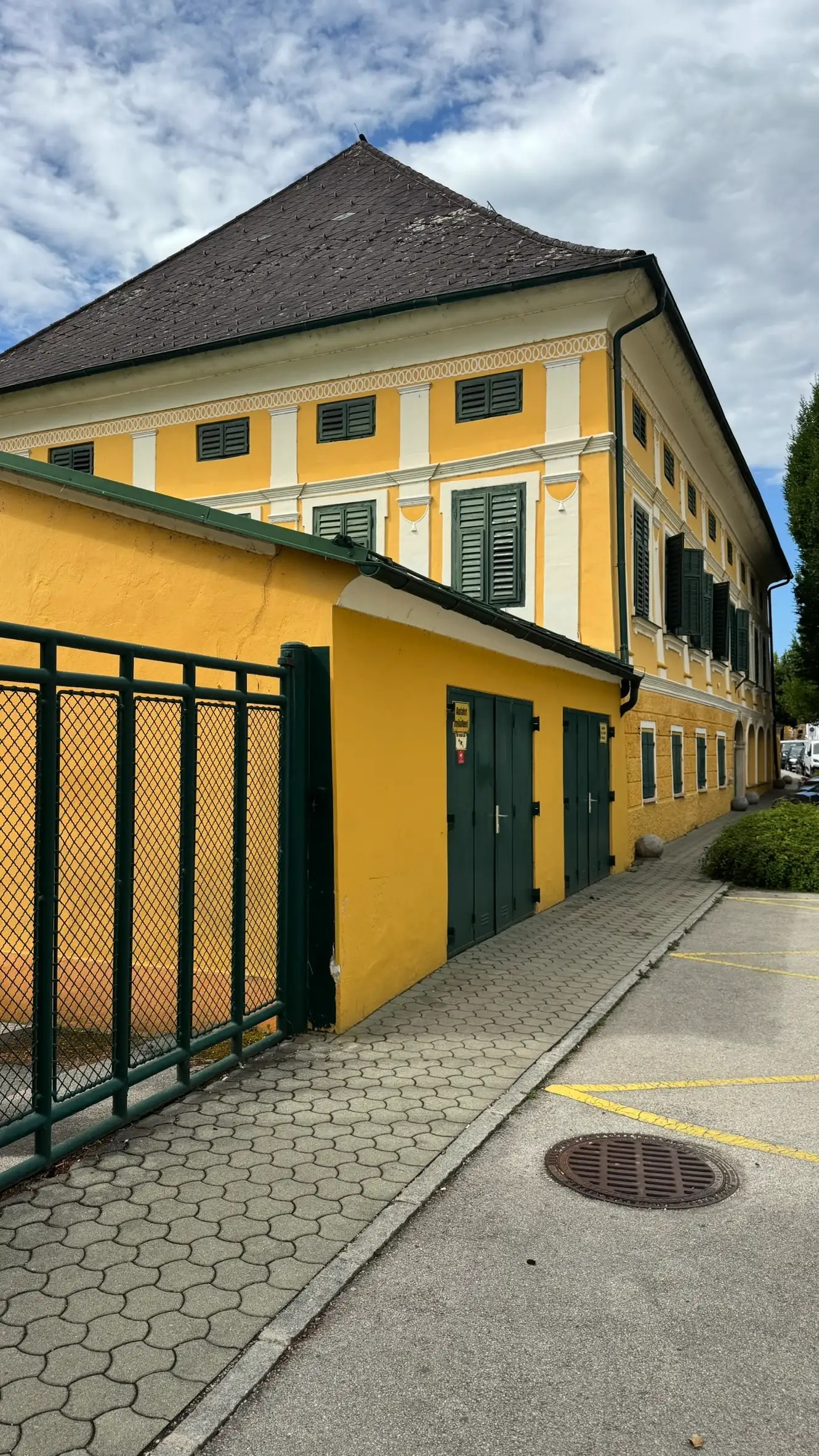 Nordostfassade, ausgerichtet zu den Garagen (moderne Ergänzung)