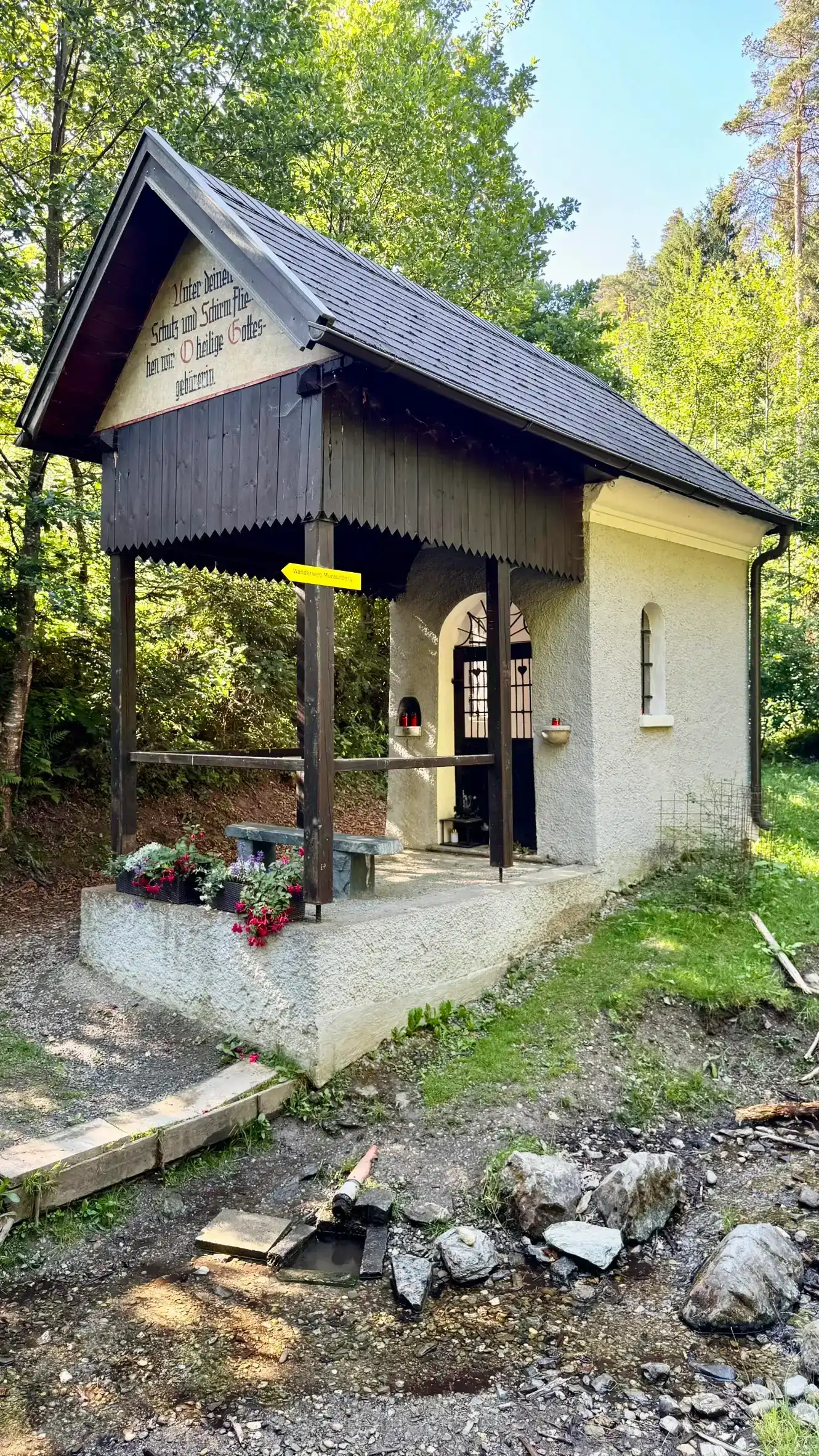 West-Ost-Achse: westliche Vorhalle; östlicher Raum