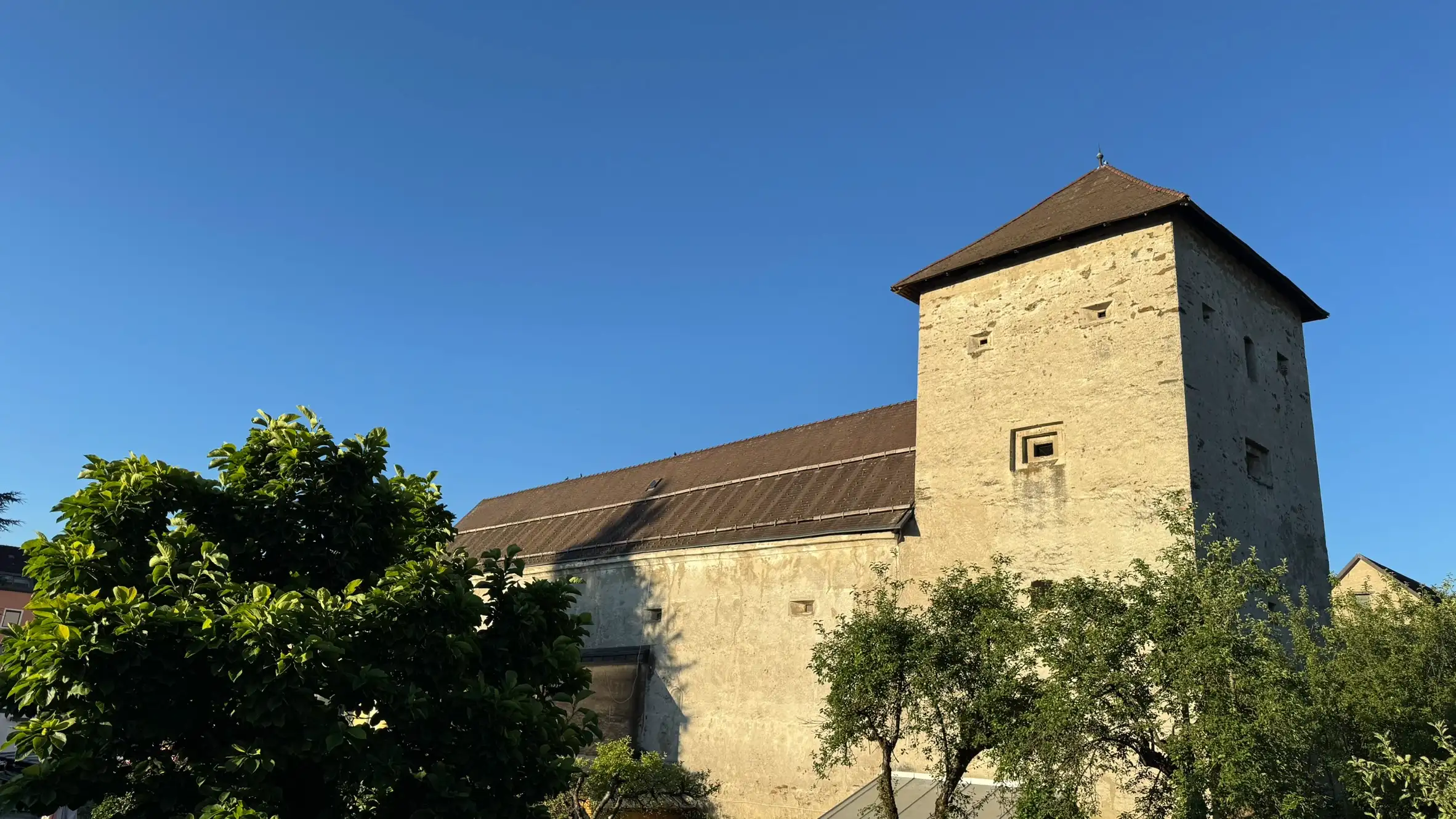 Nordöstlicher Eckturm und Osttrakt; fotografiert von der Grabenstraße