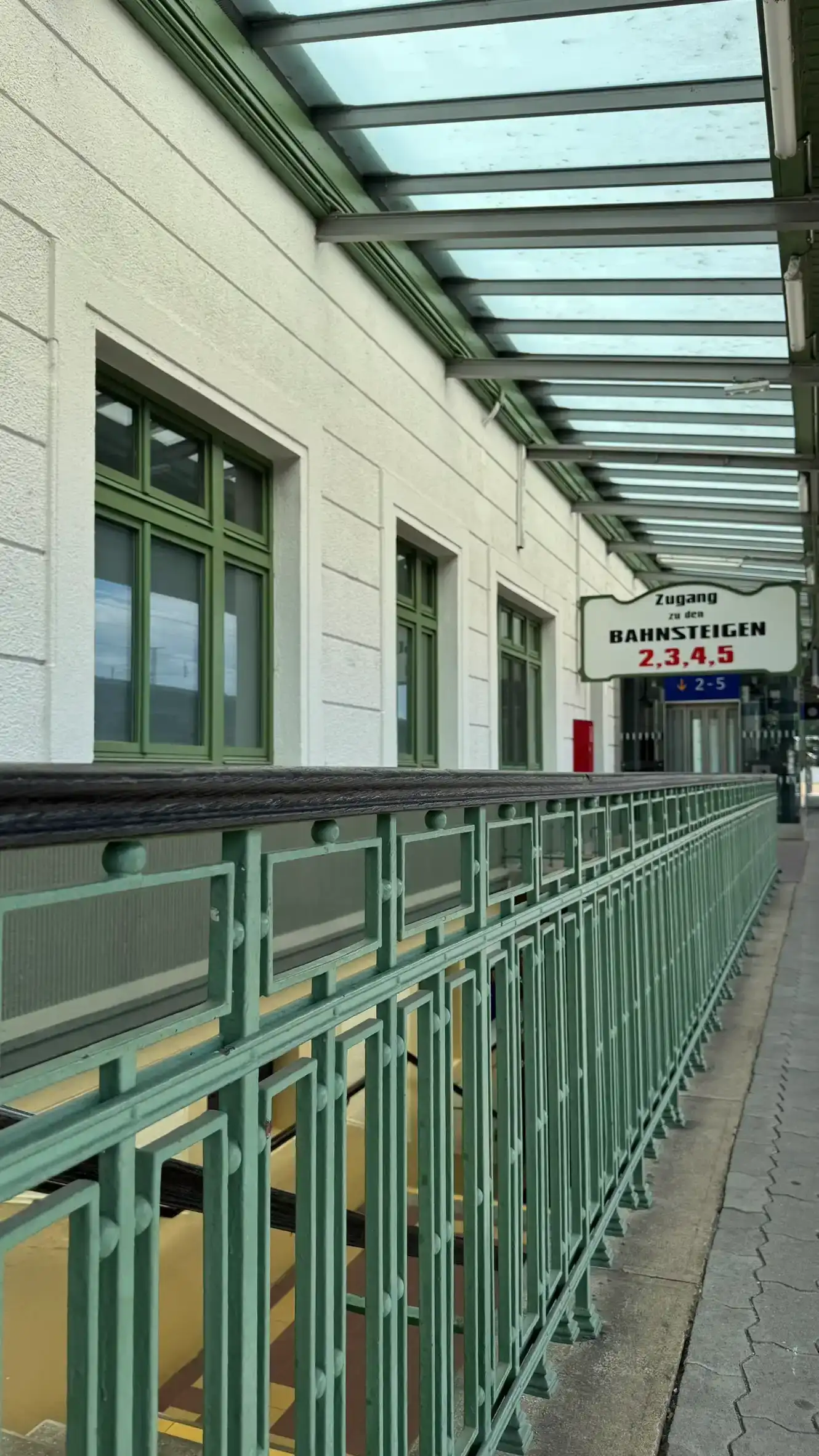 Metalldach, Fenster und Geländer in Lindgrün gestrichen