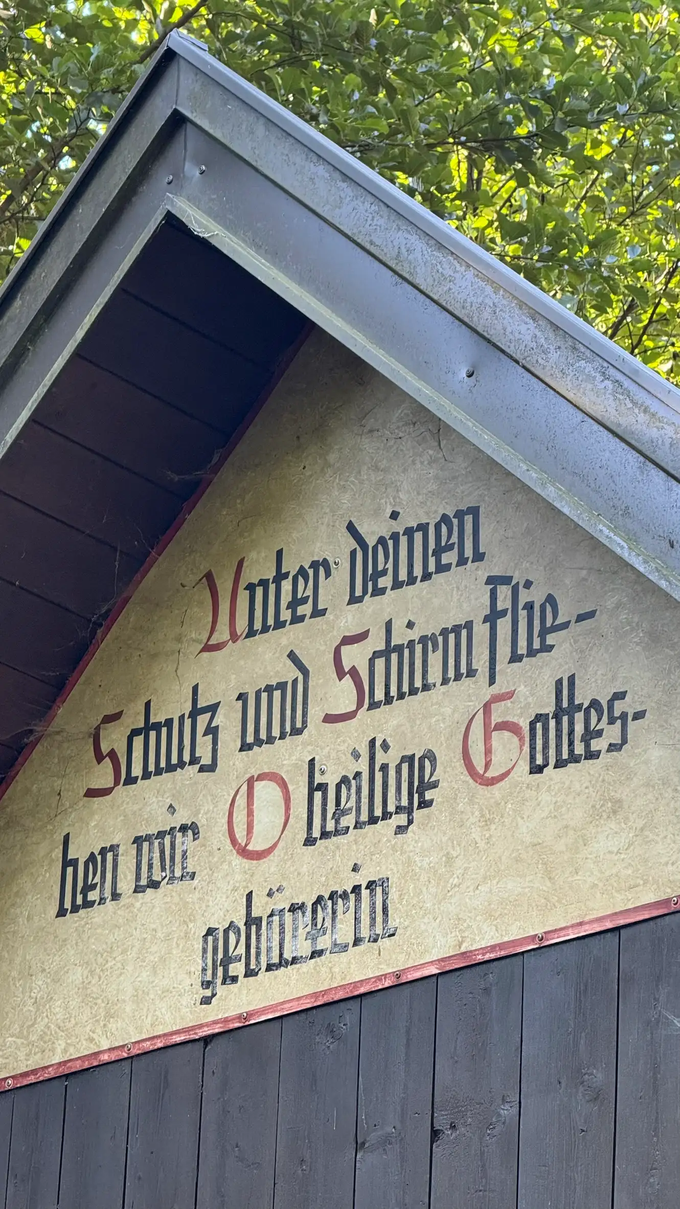 Giebelinschrift: „Unter deinen Schutz und Schirm fliehen wir, O heilige Gottesgebärerin“