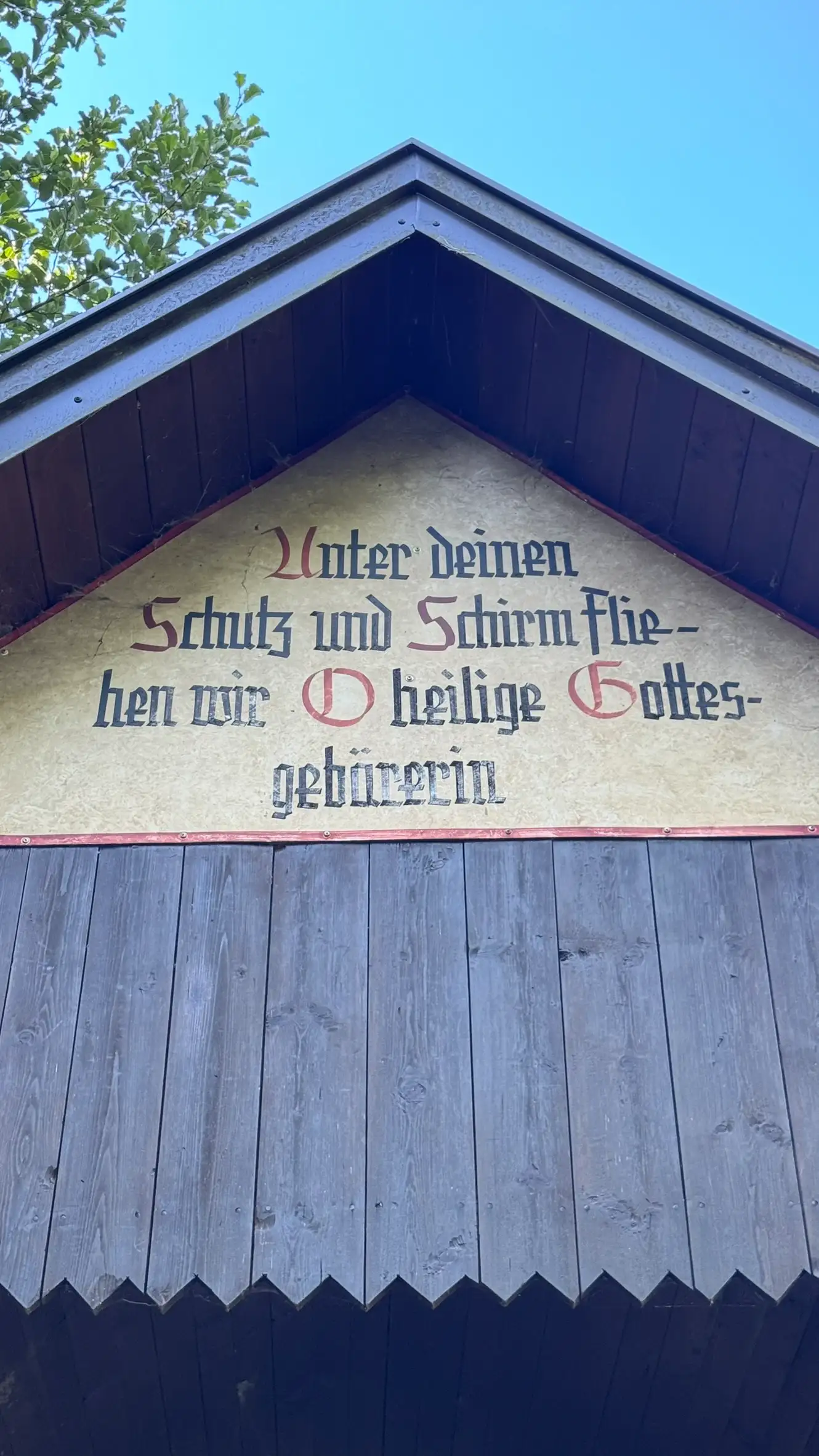 Offenes Giebeldach; Giebelinschrift; hölzerne Westvorhalle; Vorhallenüberdachung