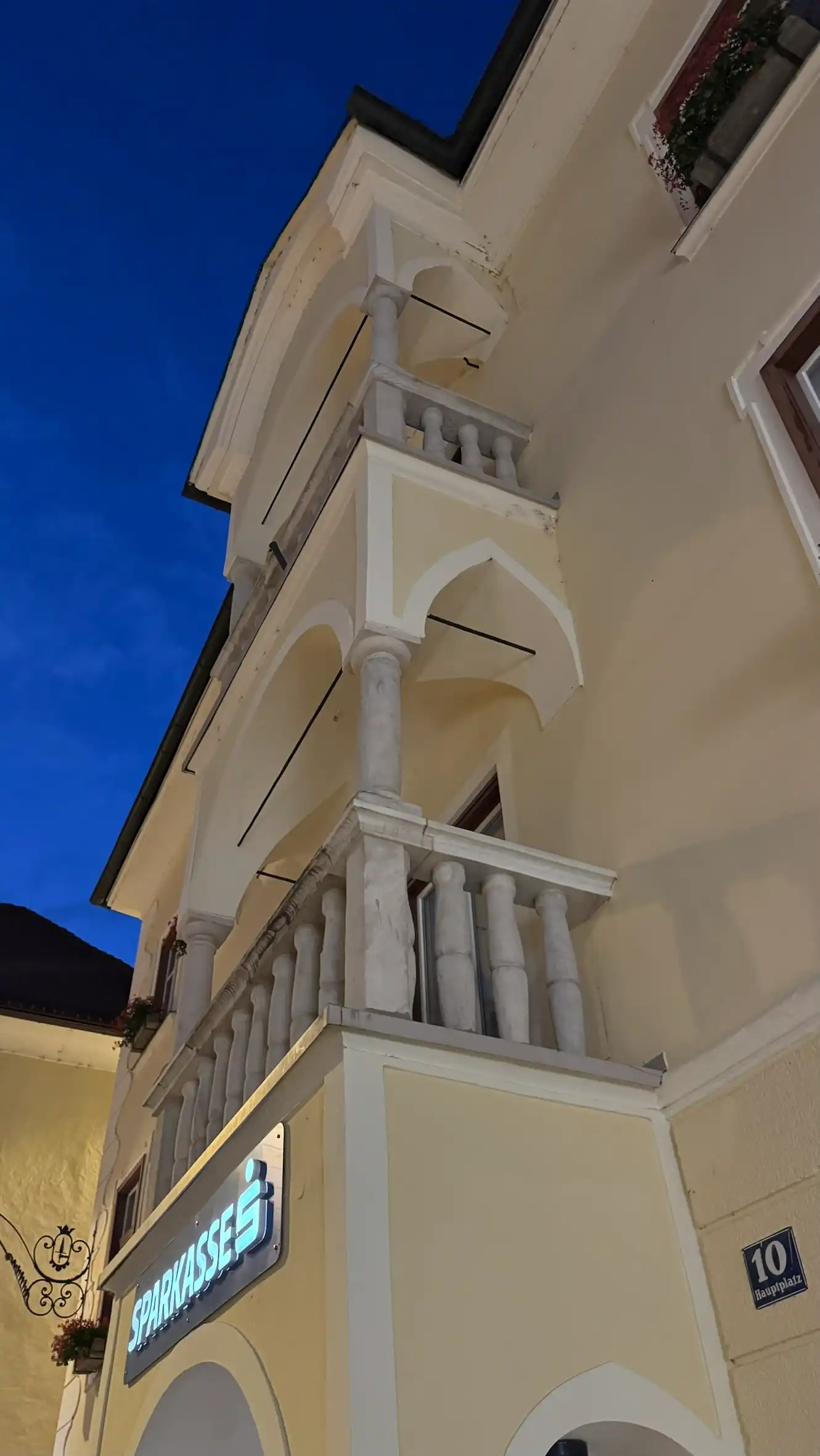 This three-storeyed projecting structure was added in the mid-16th century.