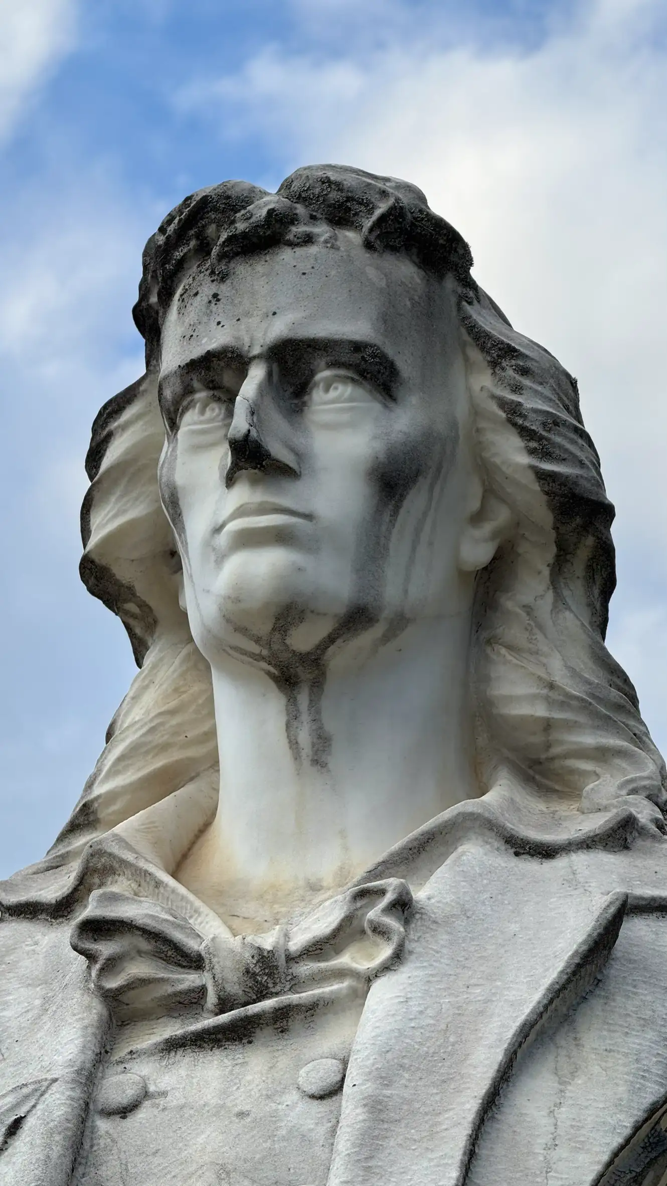 Marmorbüste Friedrich Schillers; mit erhobenem, entschlossenem Blick.