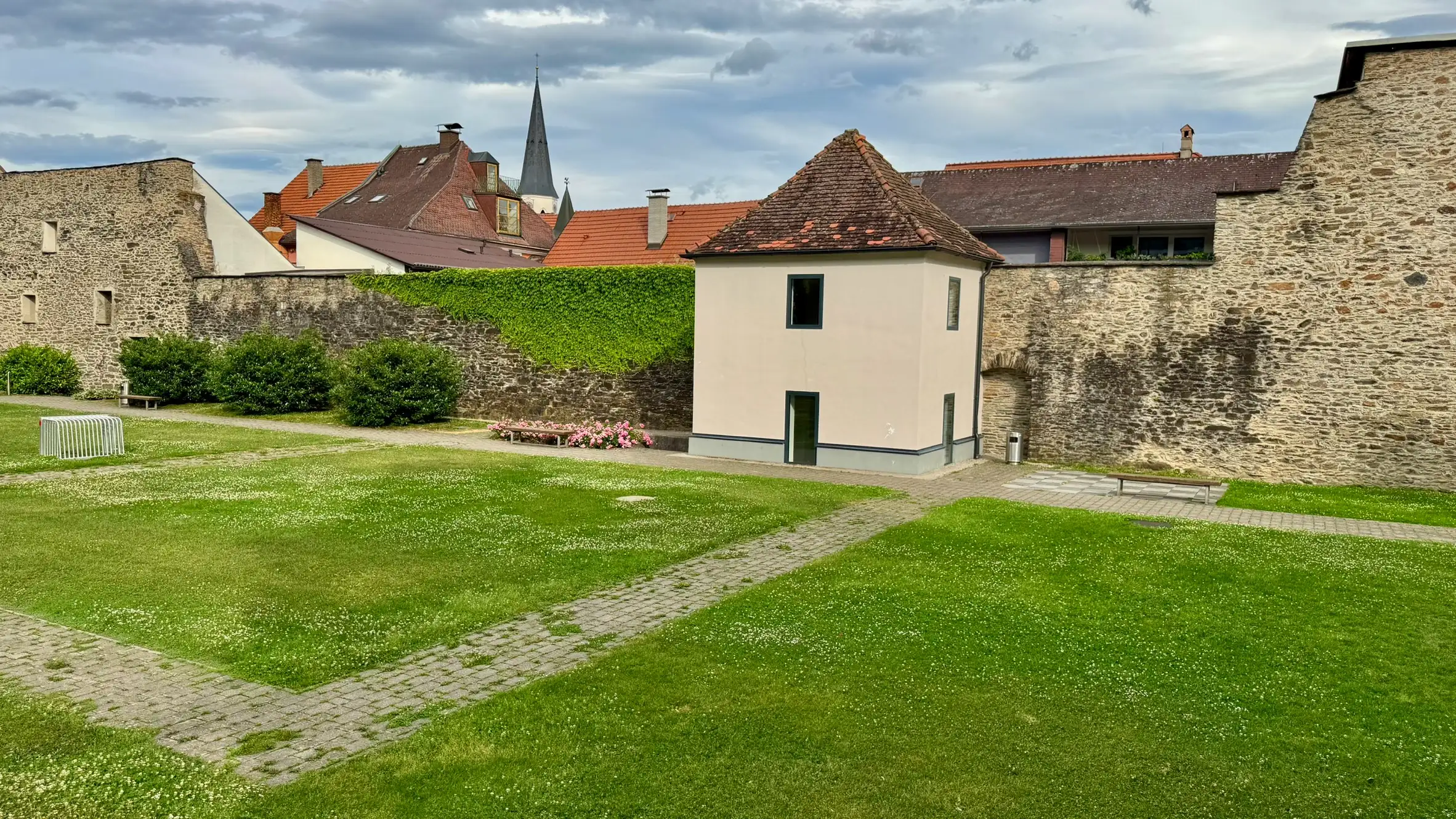 The "Grabengarten" (moat garden) was established in 2006 on the site of the former town moat.