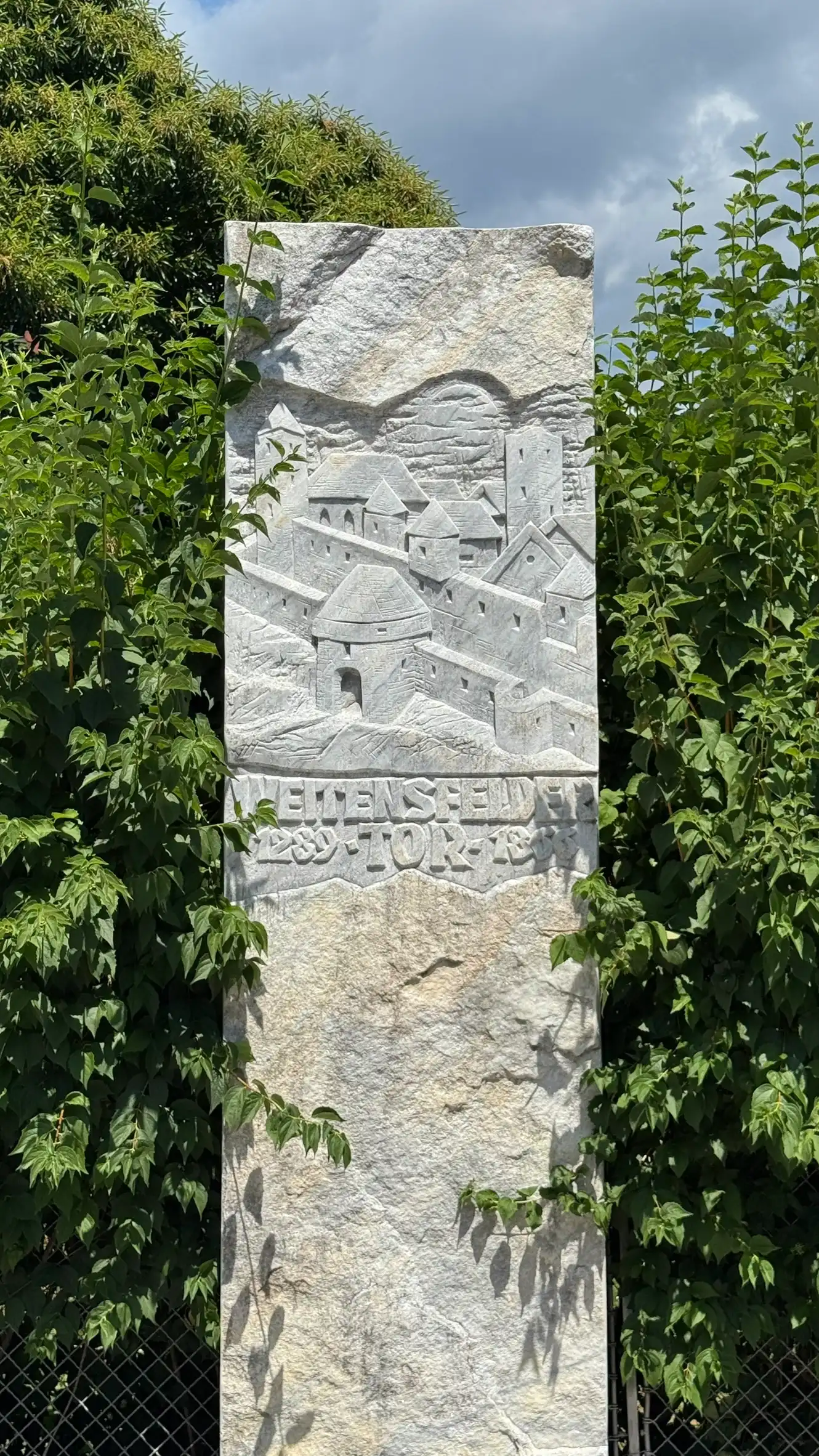 Steintafel am Standort des abgerissenen Weitensfelder Tors