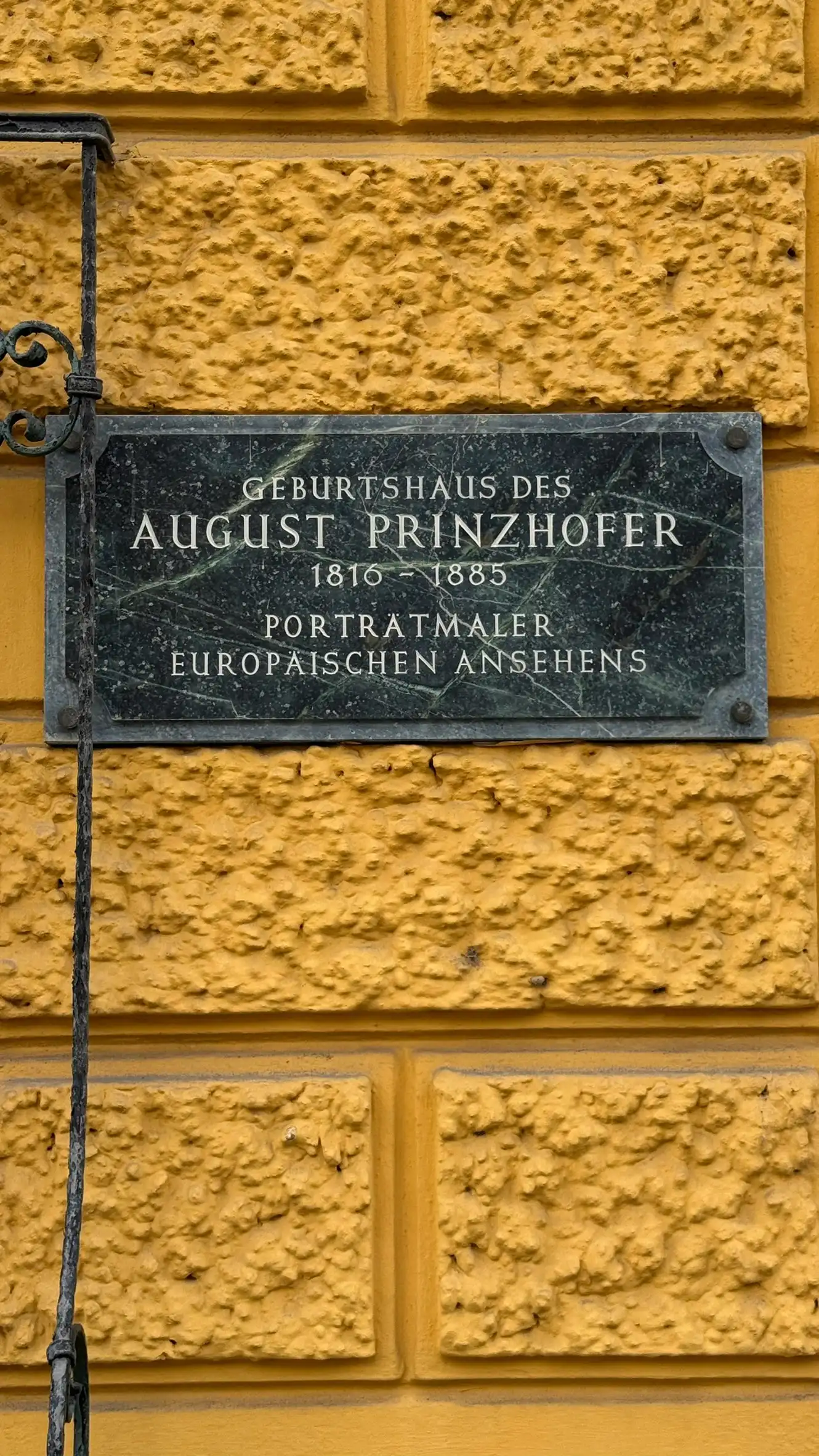 Beschilderungstext: Geburtshaus von August Prinzhofer (1817–1885), Porträtmaler von europäischem Ansehen